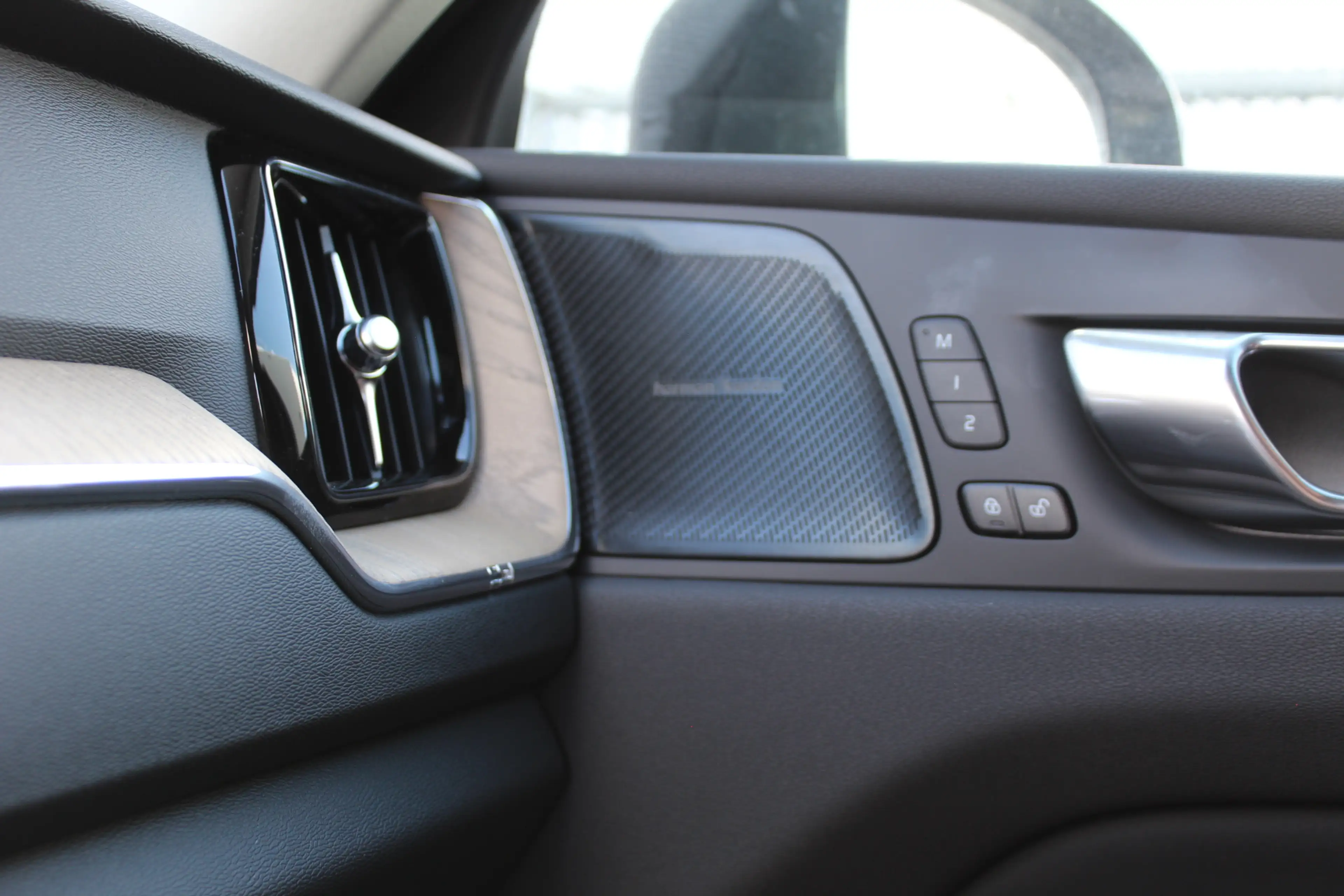 Volvo XC60 2.0 T6 Plug-in hybrid AWD Plus Dark | Luchtvering — photo 27