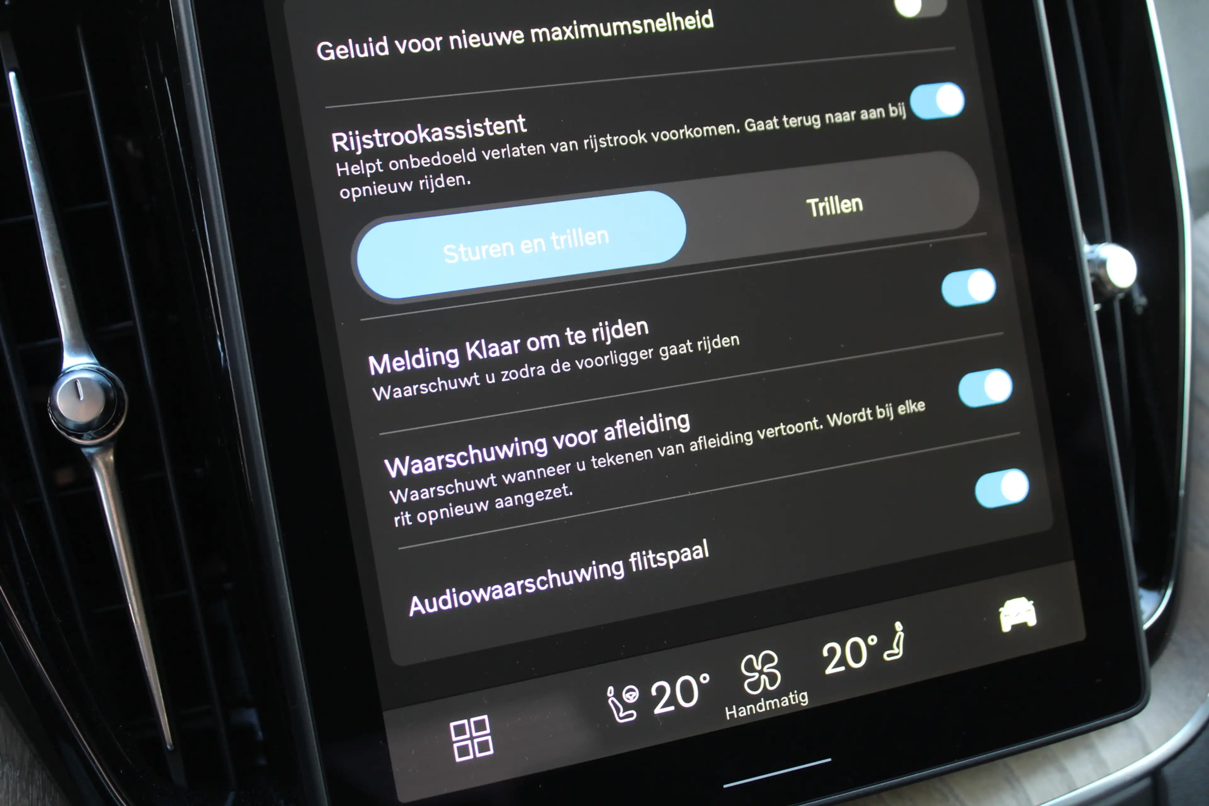 Volvo XC60 2.0 T6 Plug-in hybrid AWD Plus Dark | Luchtvering — photo 40