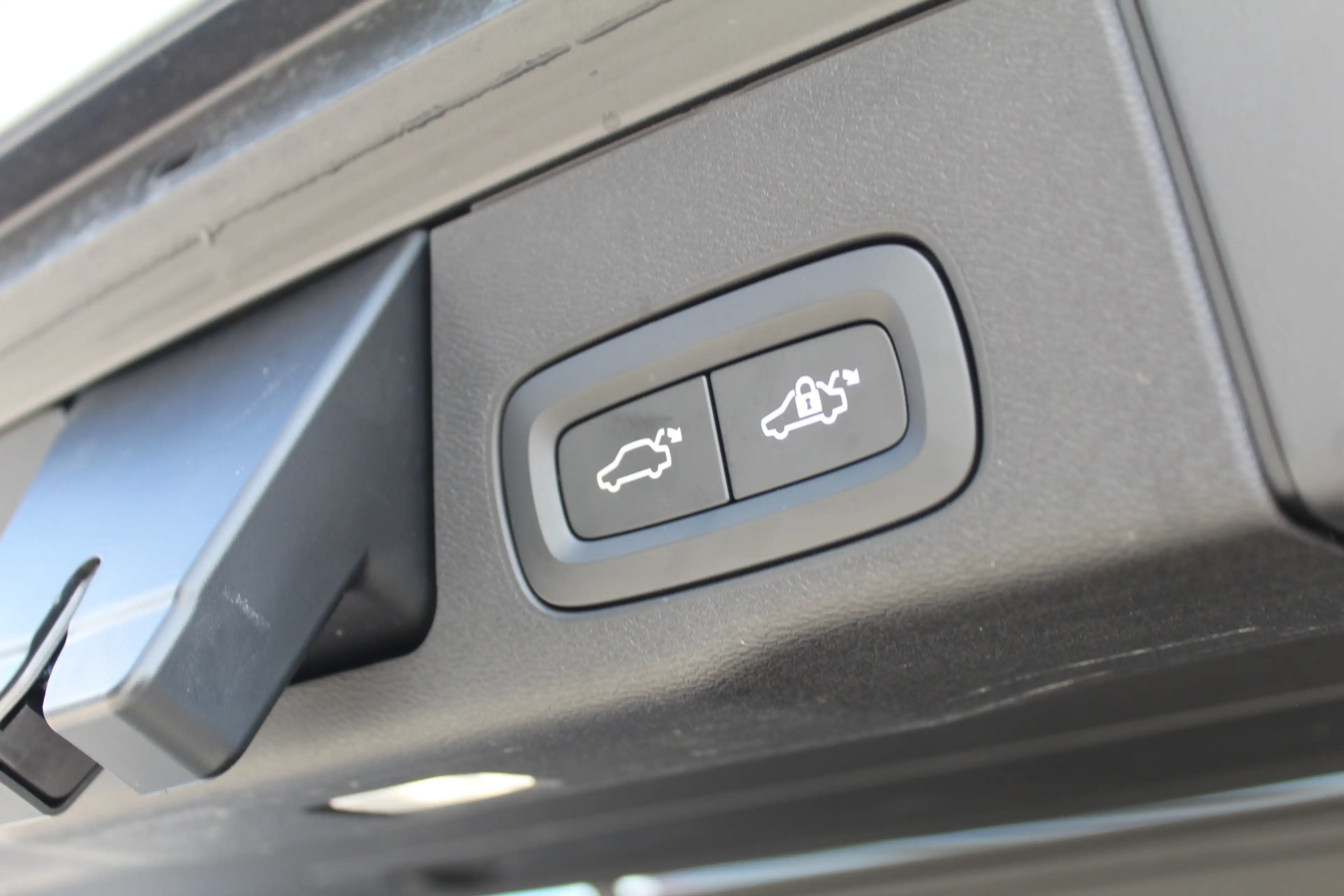 Volvo XC60 2.0 T6 Plug-in hybrid AWD Plus Dark | Luchtvering — photo 50