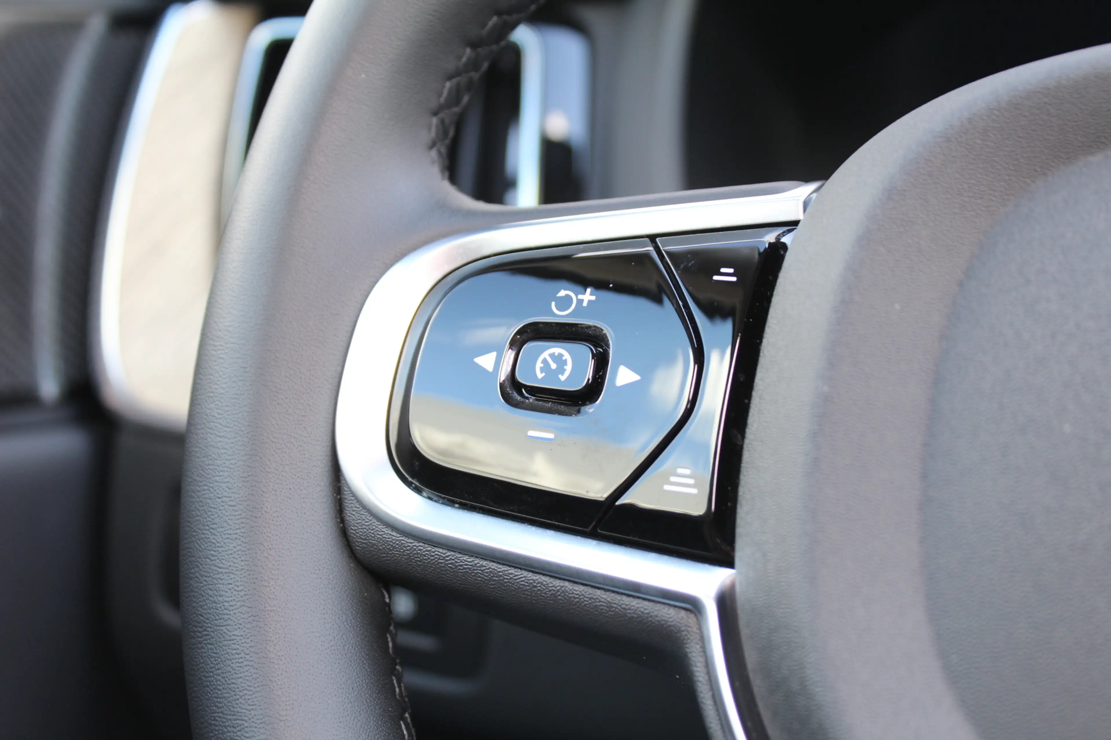 Volvo XC60 2.0 T6 Plug-in hybrid AWD Plus Dark | Luchtvering — photo 9