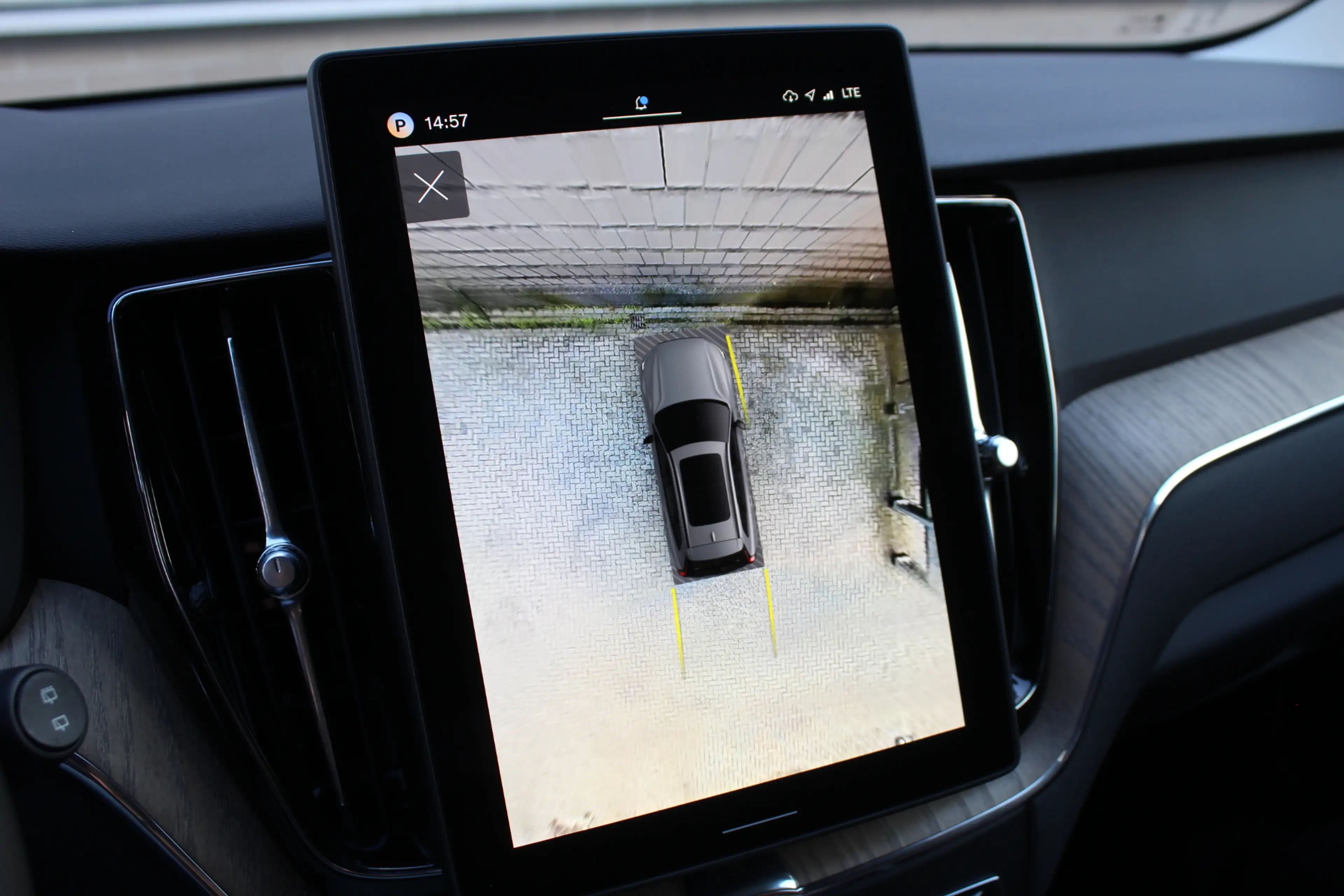 Volvo XC60 2.0 T6 Plug-in hybrid AWD Plus Dark | Luchtvering — photo 46