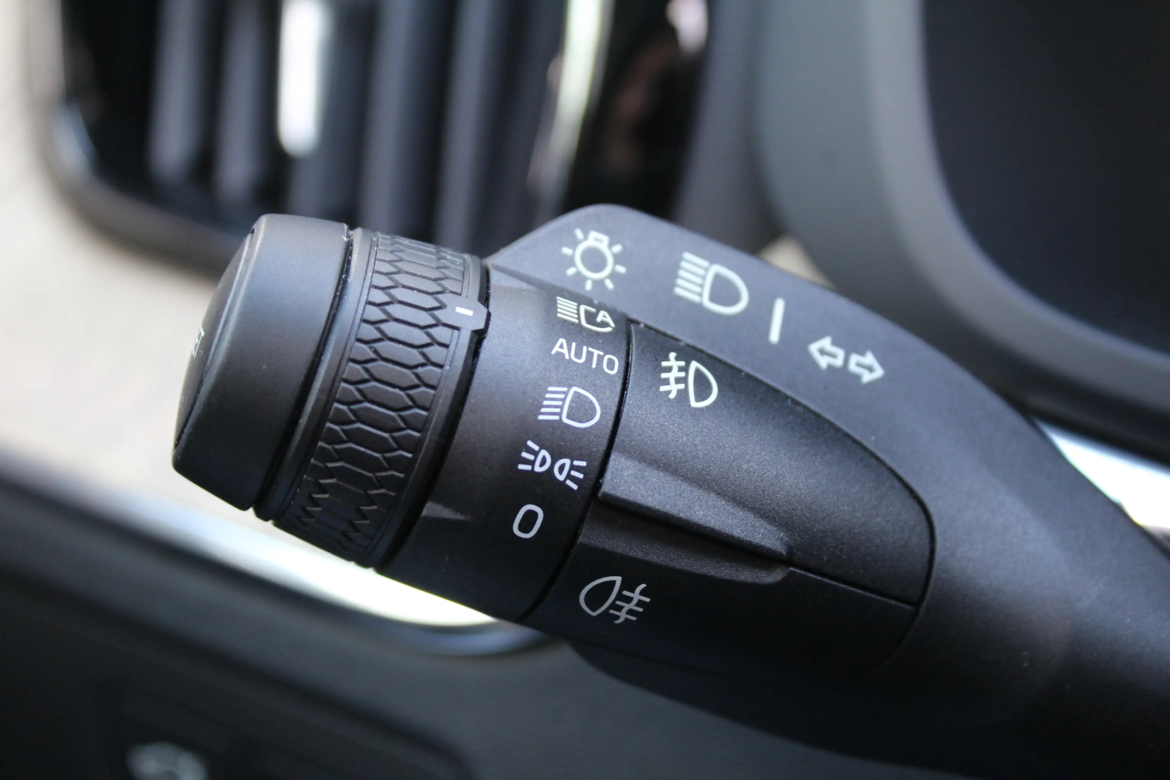 Volvo XC60 2.0 T6 Plug-in hybrid AWD Plus Dark | Luchtvering — photo 13