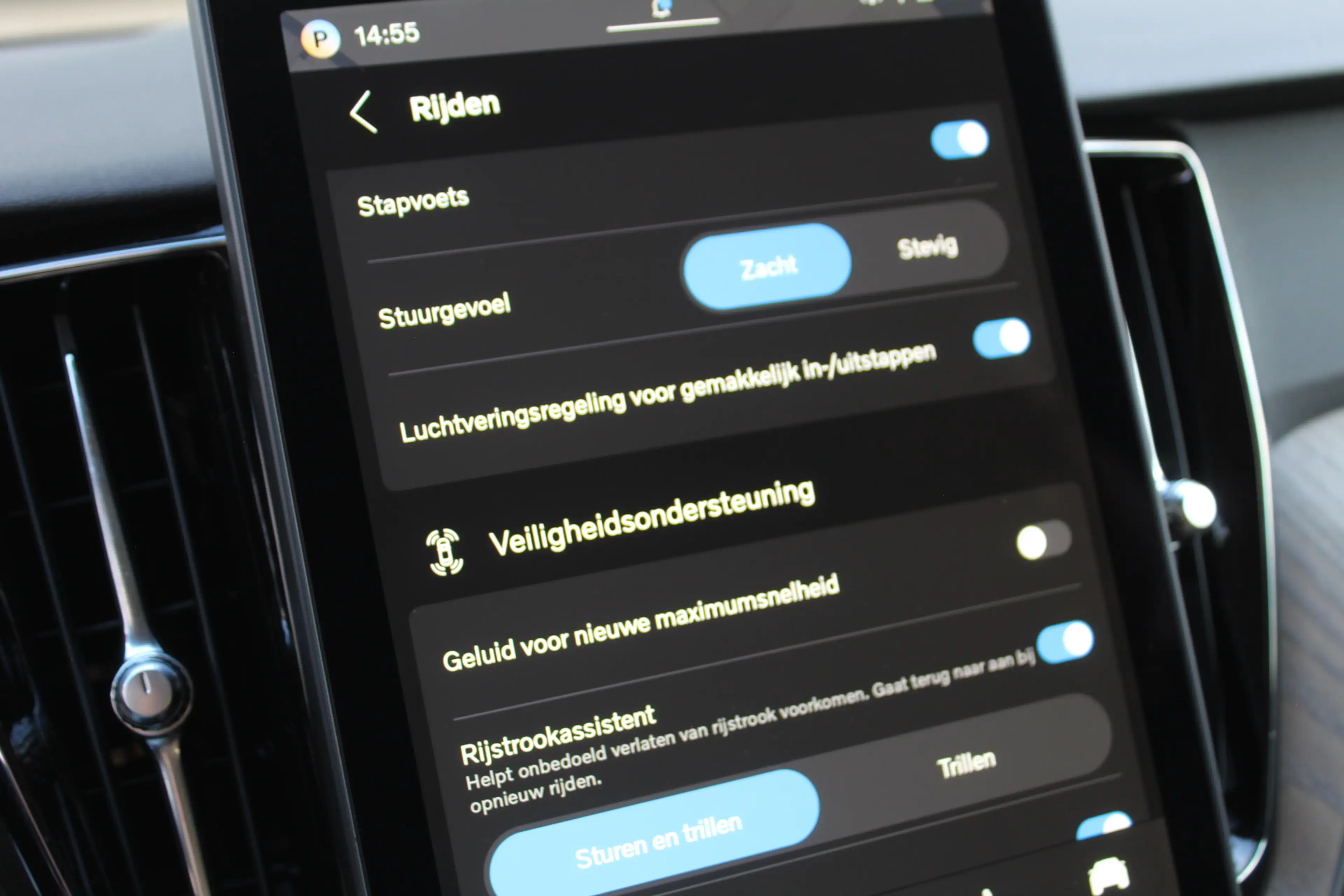 Volvo XC60 2.0 T6 Plug-in hybrid AWD Plus Dark | Luchtvering — photo 38