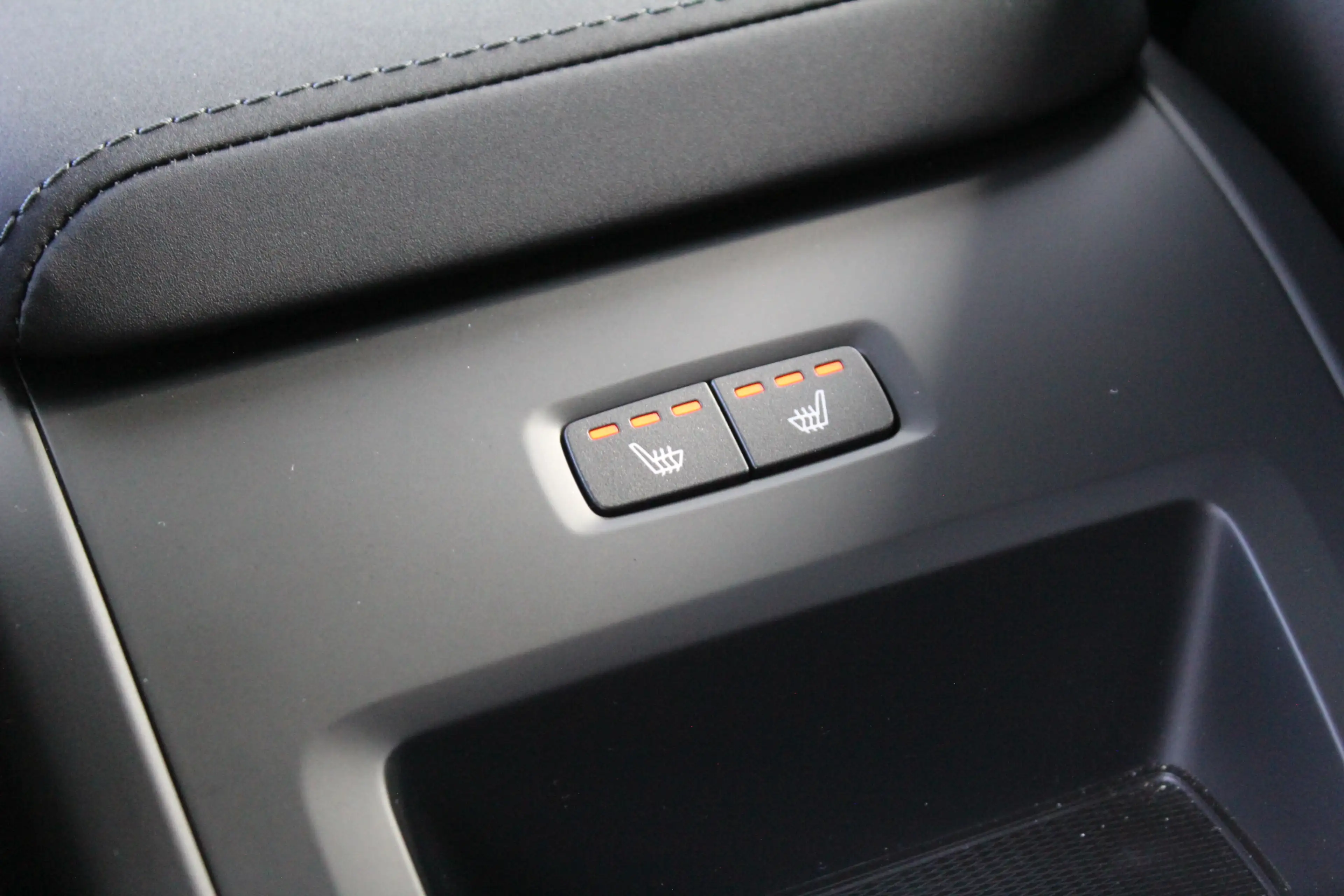 Volvo XC60 2.0 T6 Plug-in hybrid AWD Plus Dark | Luchtvering — photo 43