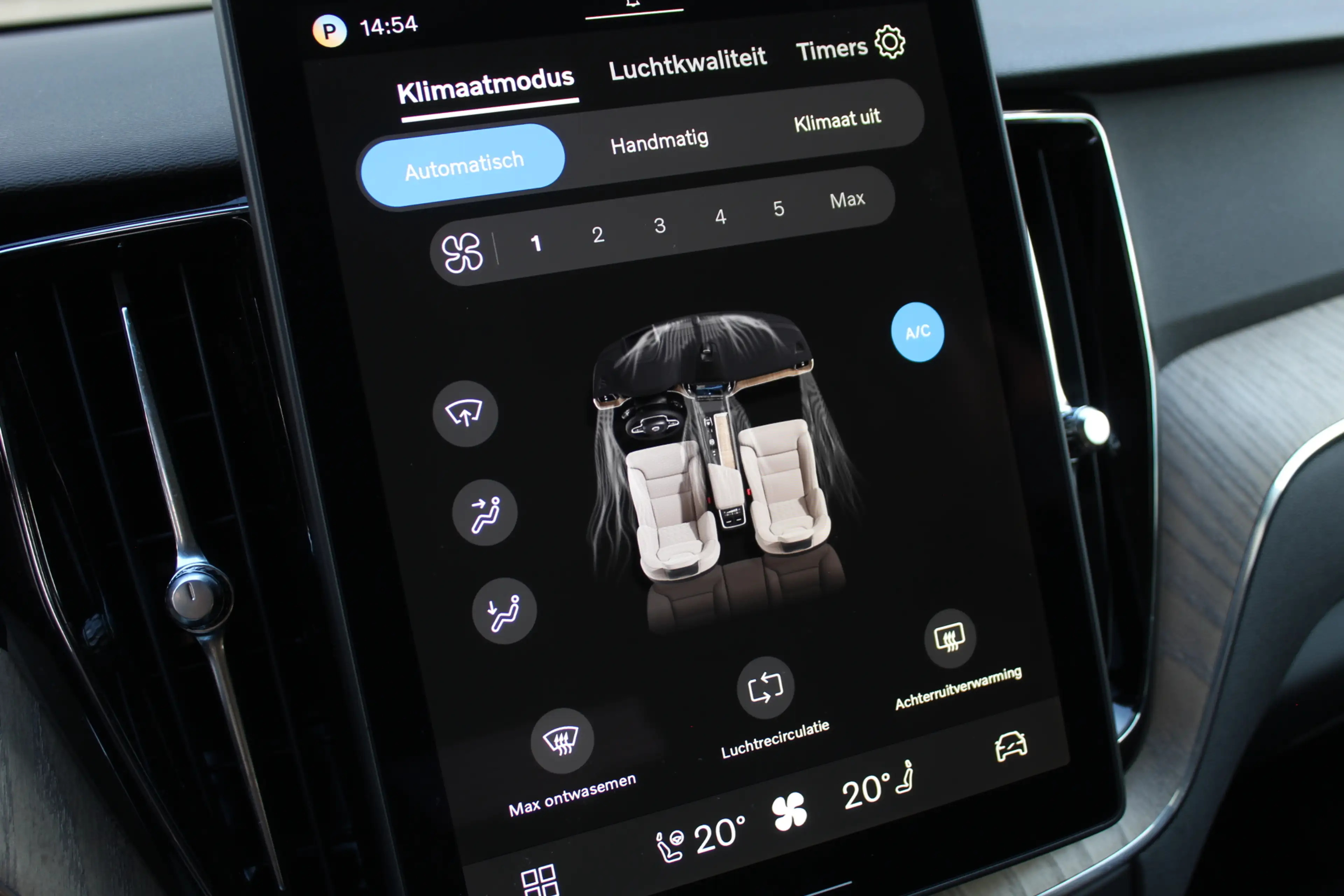 Volvo XC60 2.0 T6 Plug-in hybrid AWD Plus Dark | Luchtvering — photo 26