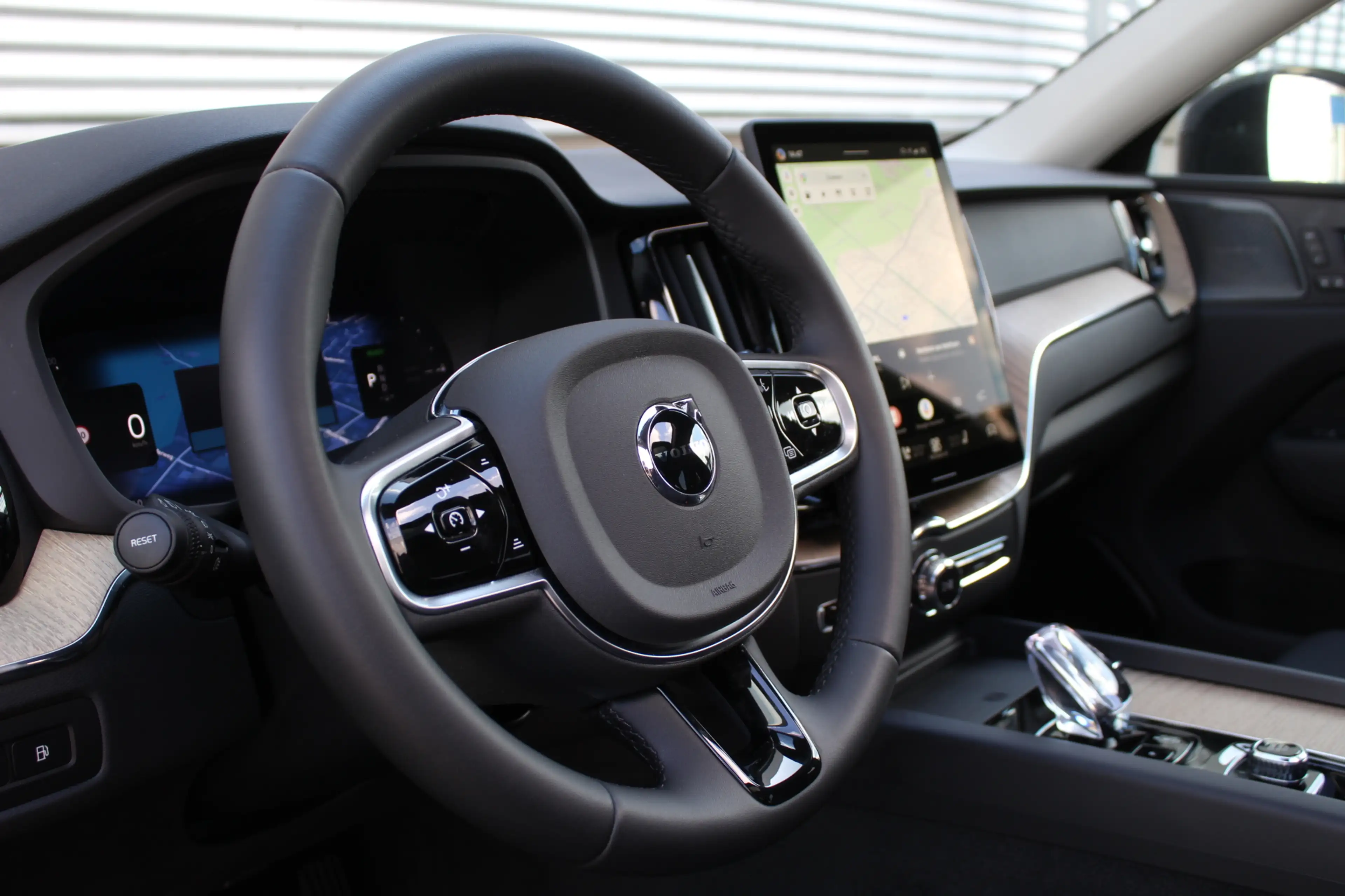 Volvo XC60 2.0 T6 Plug-in hybrid AWD Plus Dark | Luchtvering — photo 4