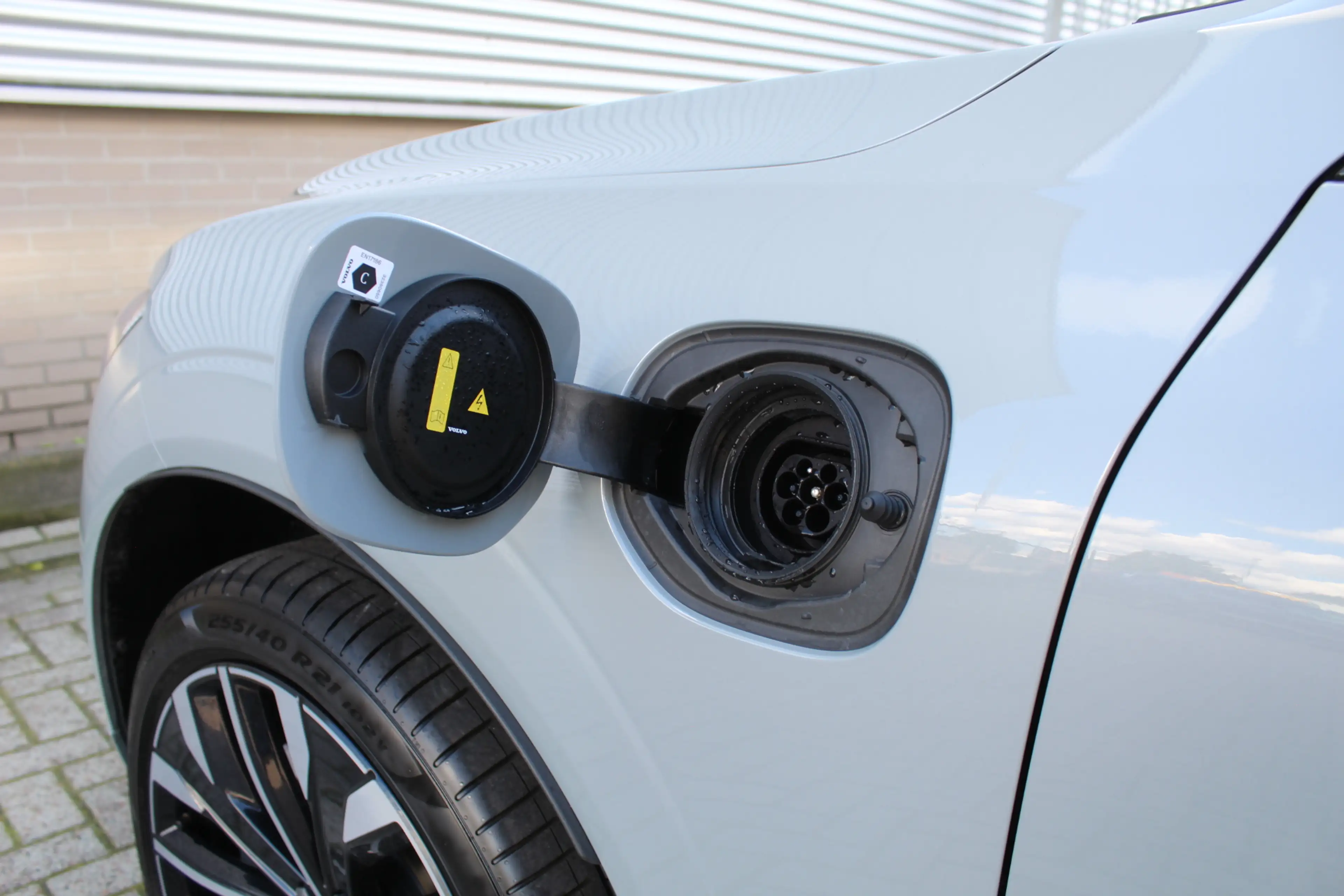 Volvo XC60 2.0 T6 Plug-in hybrid AWD Plus Dark | Luchtvering — photo 37