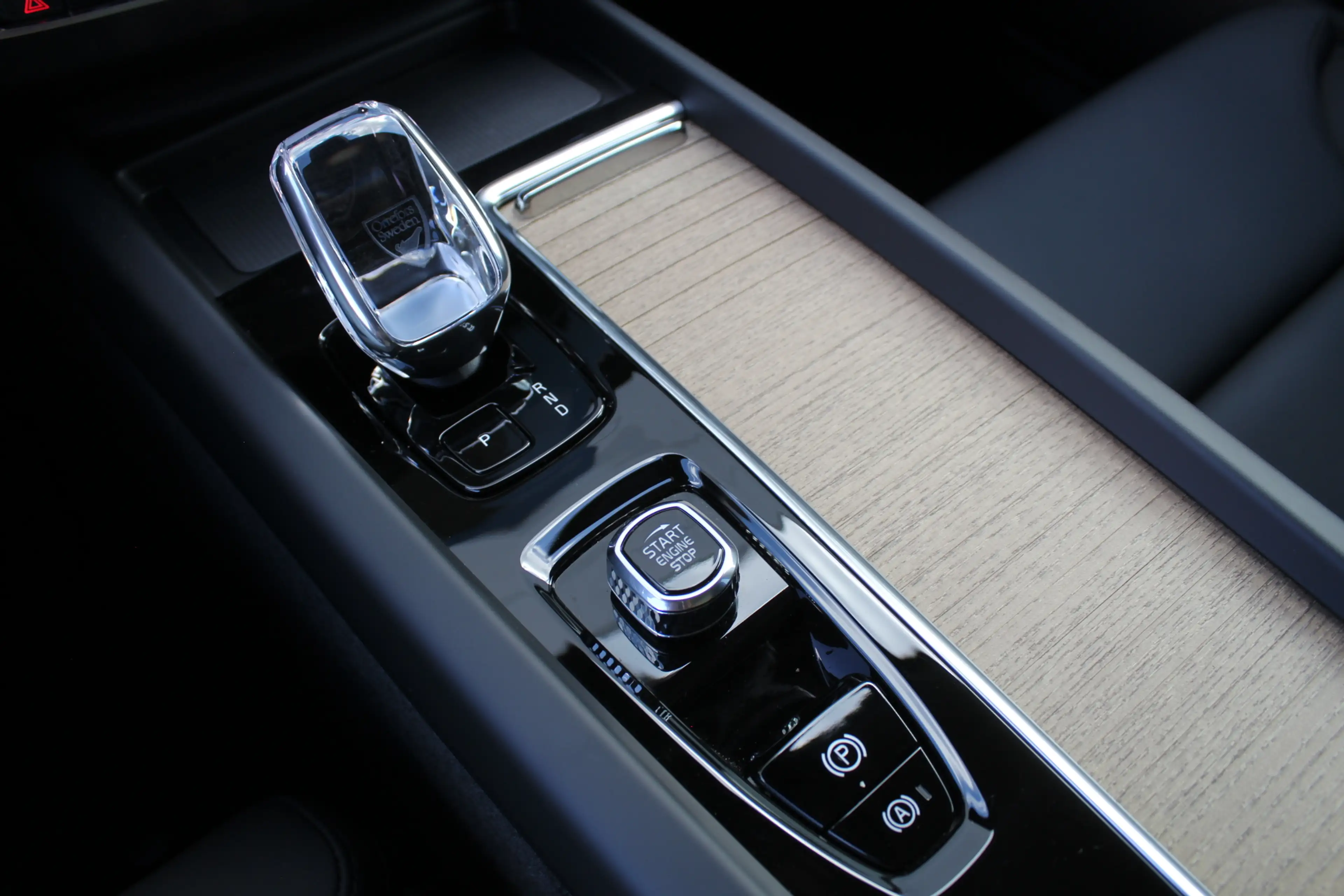Volvo XC60 2.0 T6 Plug-in hybrid AWD Plus Dark | Luchtvering — photo 29