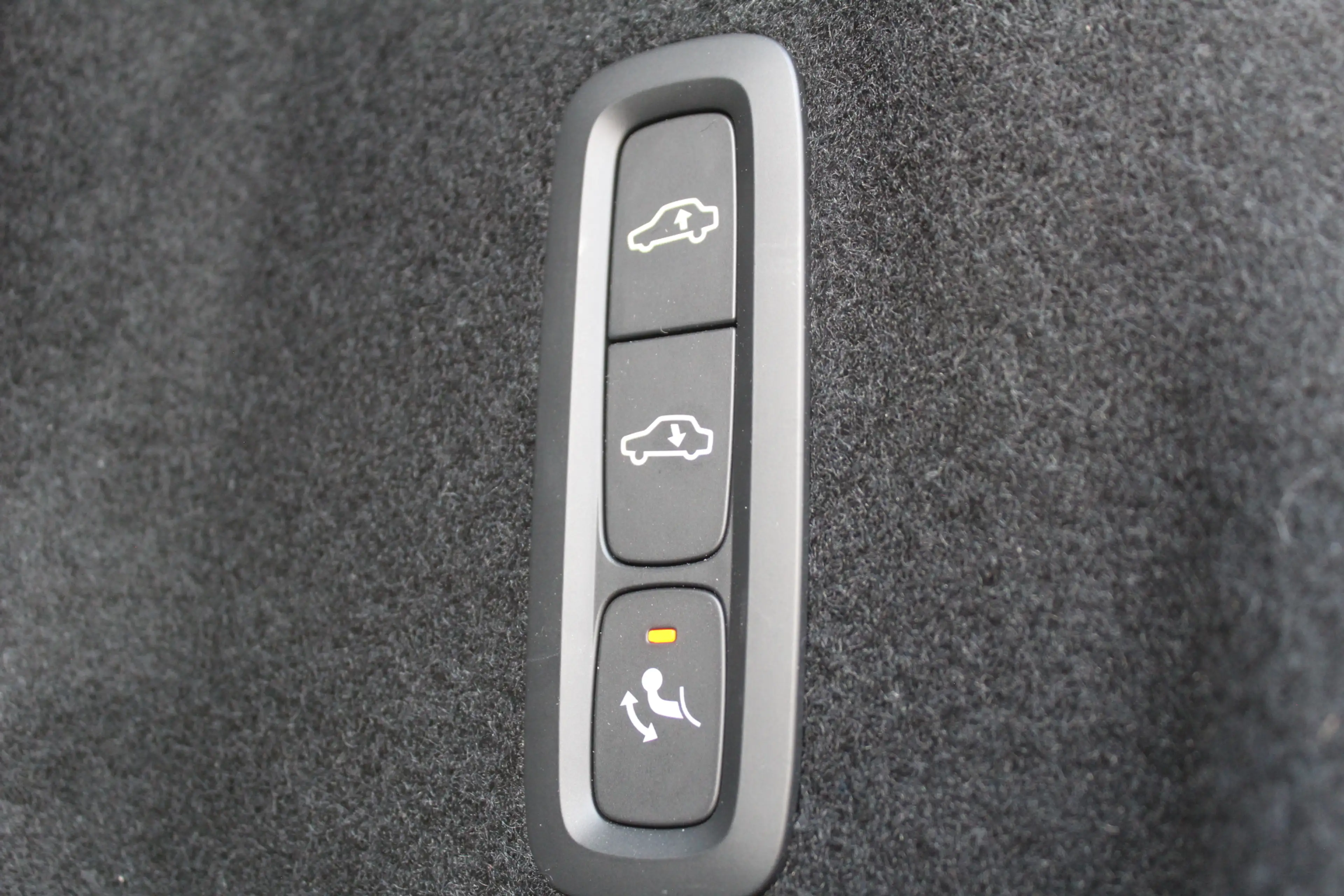 Volvo XC60 2.0 T6 Plug-in hybrid AWD Plus Dark | Luchtvering — photo 48