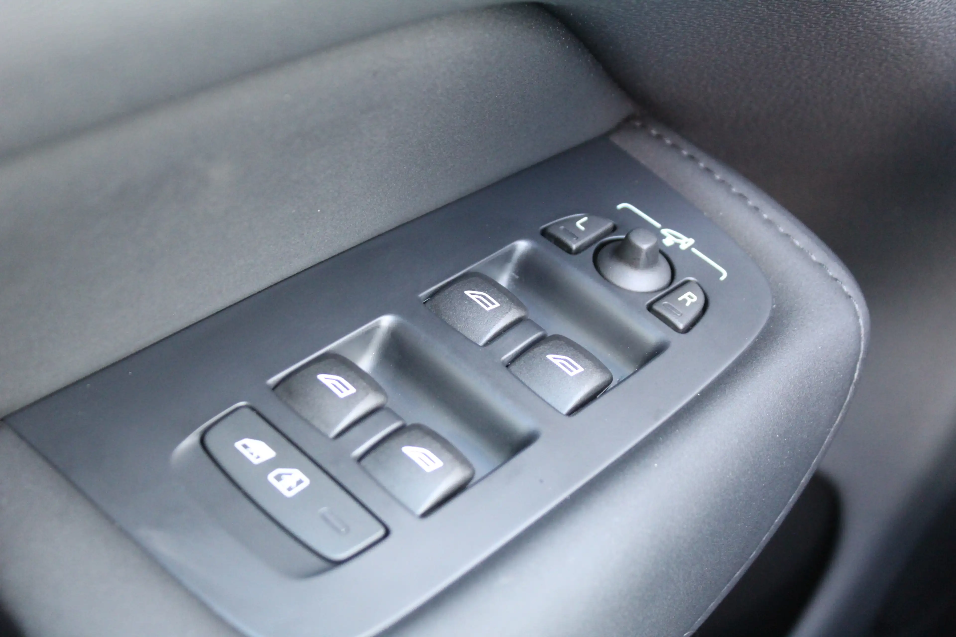 Volvo XC60 2.0 T6 Plug-in hybrid AWD Plus Dark | Luchtvering — photo 23