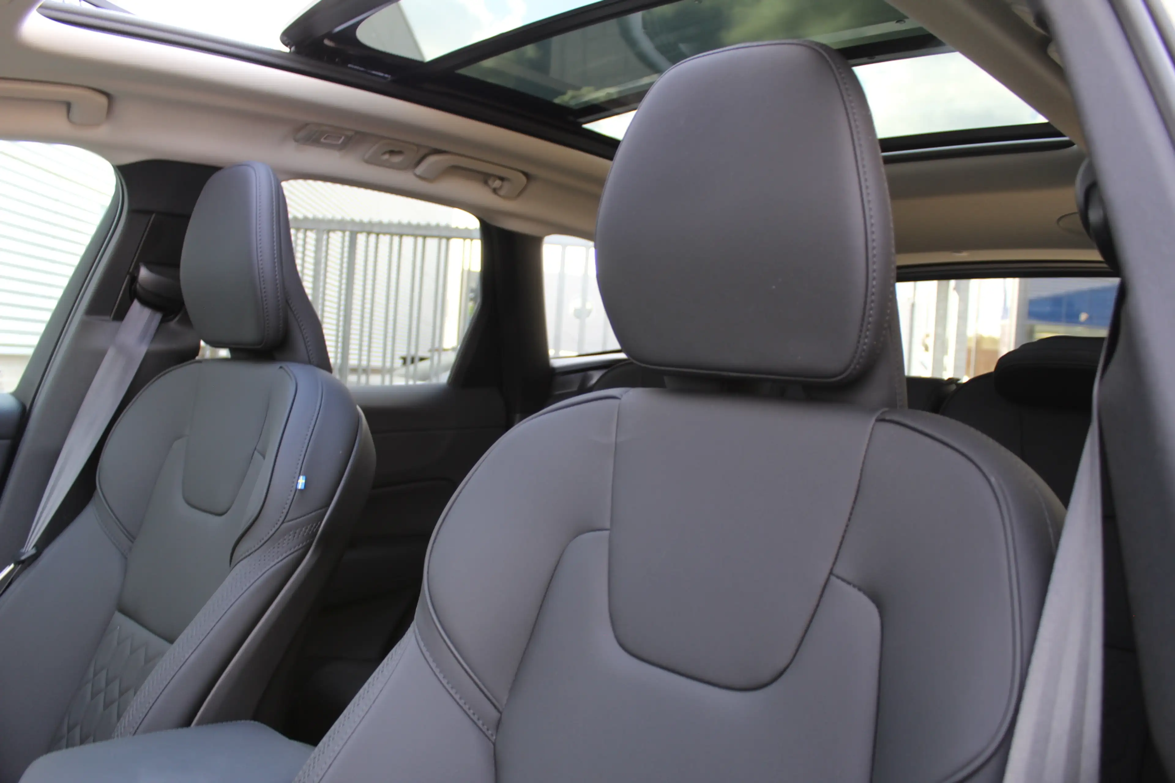 Volvo XC60 2.0 T6 Plug-in hybrid AWD Plus Dark | Luchtvering — photo 8