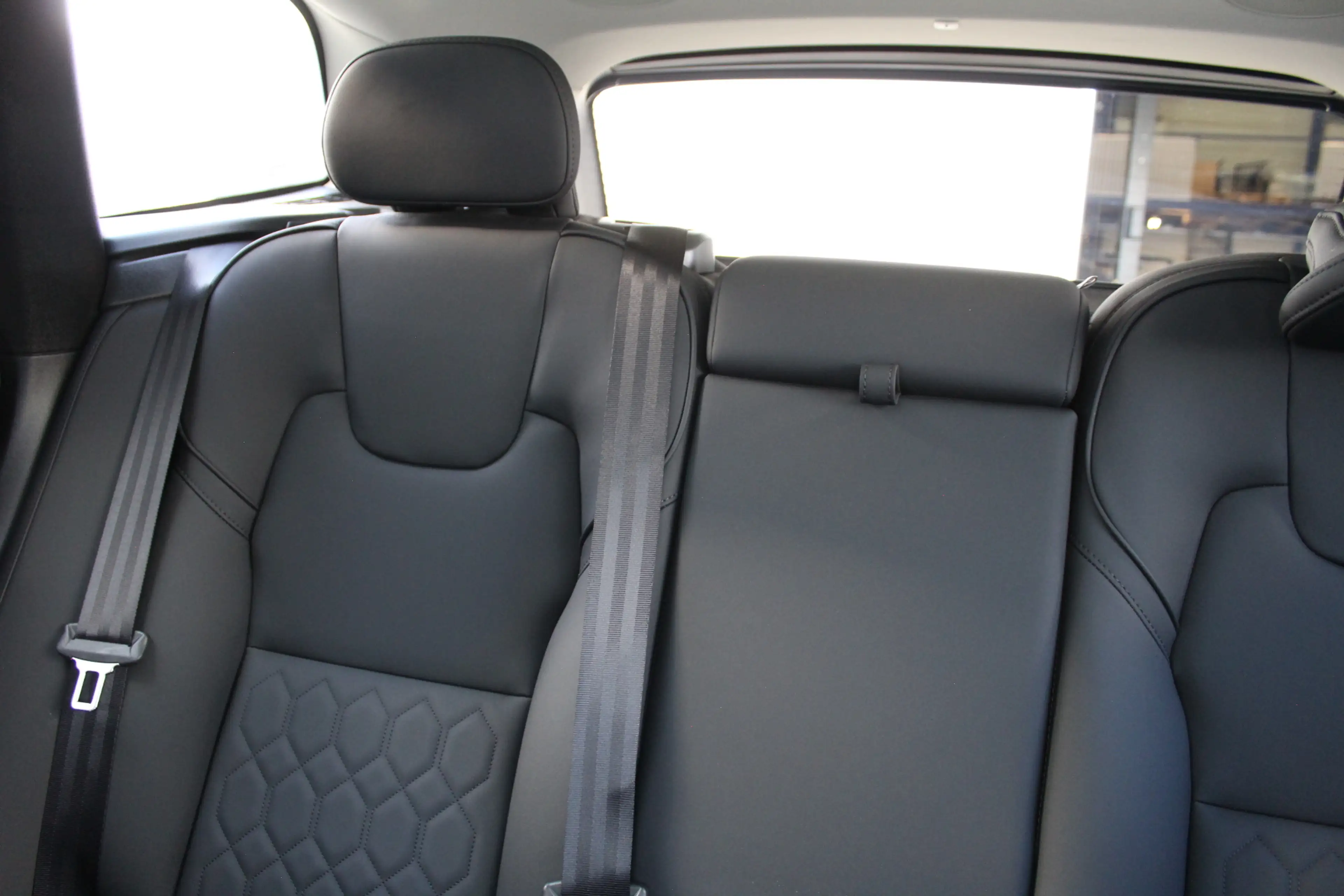 Volvo XC60 2.0 T6 Plug-in hybrid AWD Plus Dark | Luchtvering — photo 41