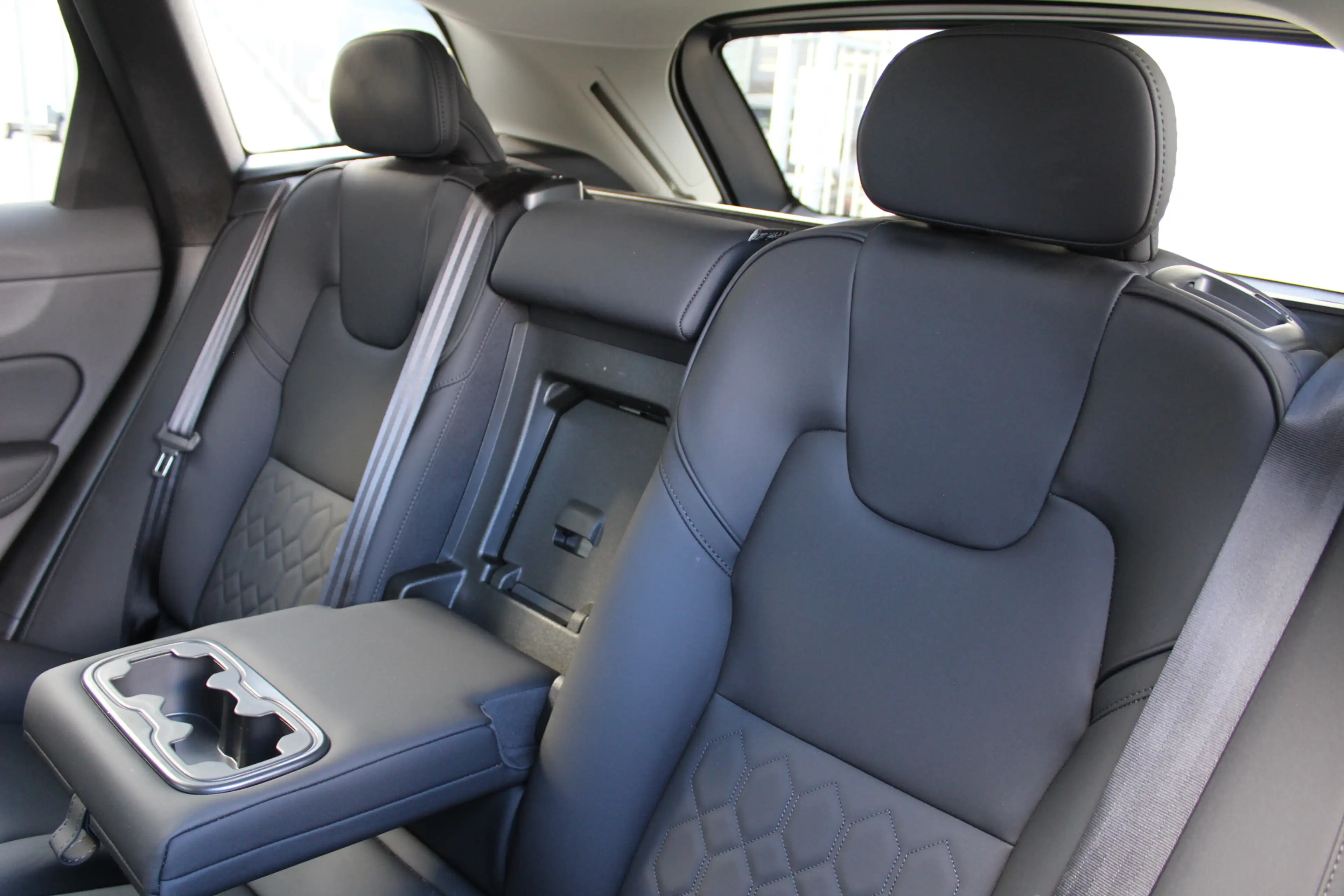 Volvo XC60 2.0 T6 Plug-in hybrid AWD Plus Dark | Luchtvering — photo 47