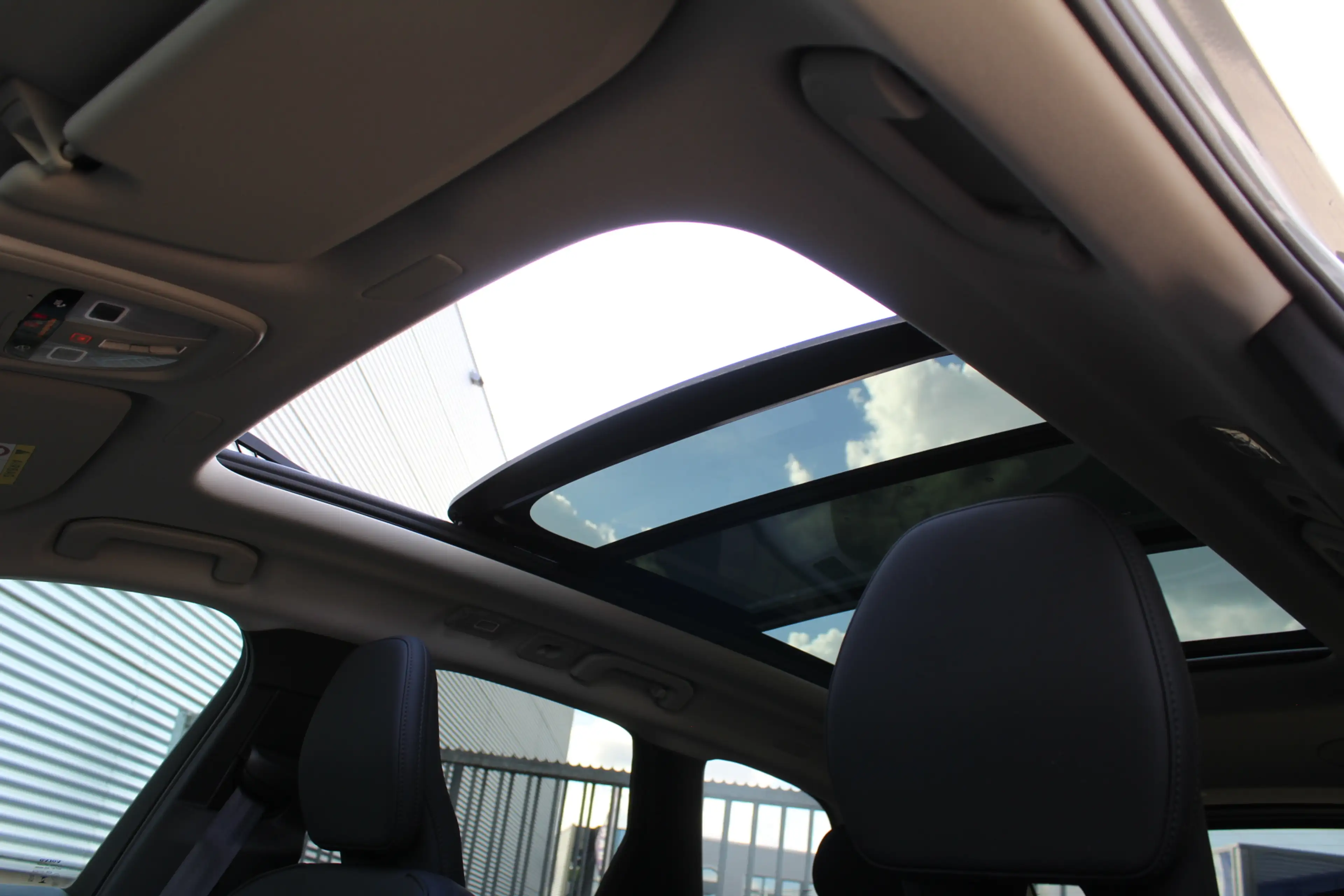 Volvo XC60 2.0 T6 Plug-in hybrid AWD Plus Dark | Luchtvering — photo 11