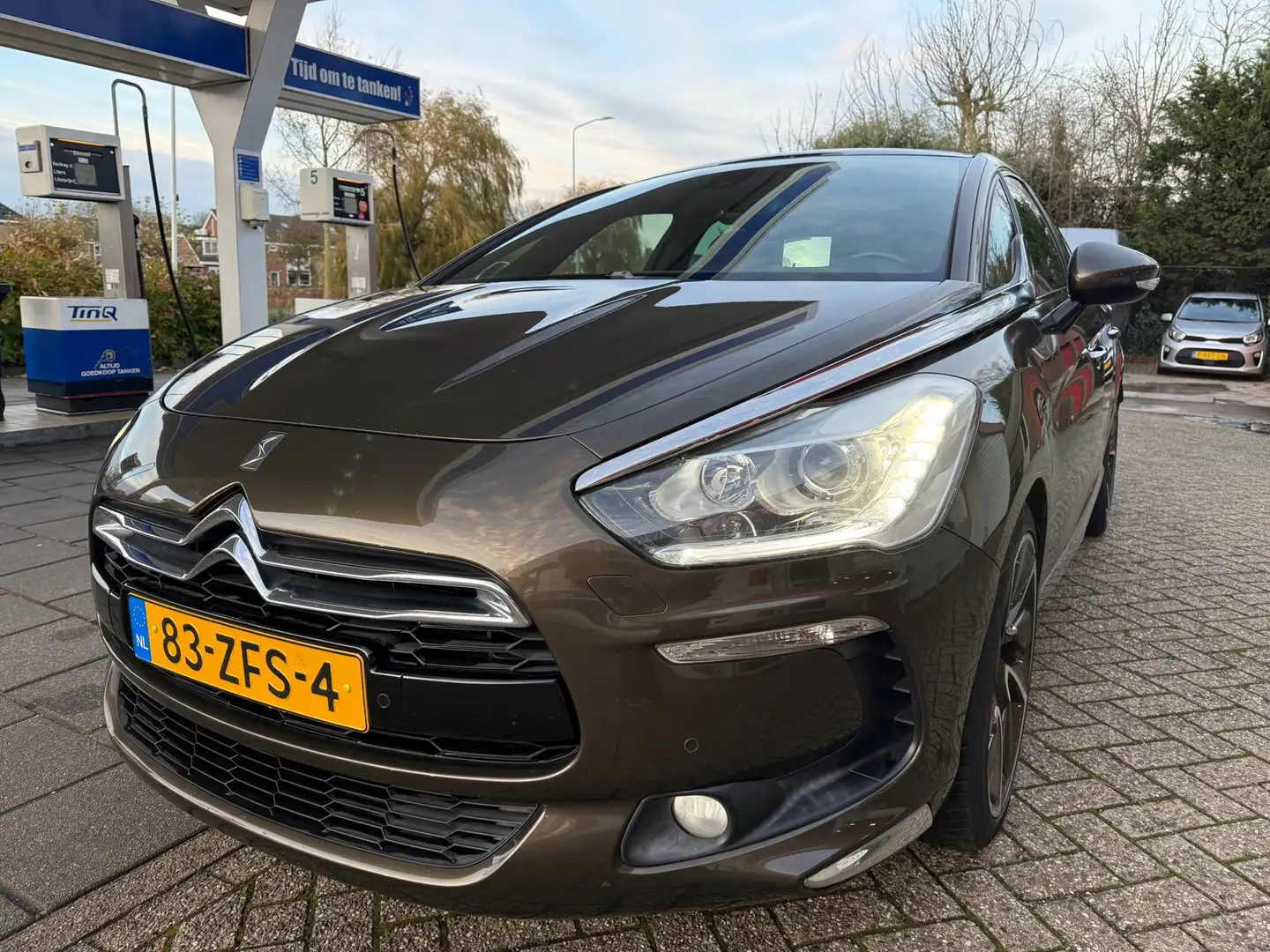 Citroen DS5 1.6 THP Sport Chic / Parkeersensoren / Navigatie / Brun - 1