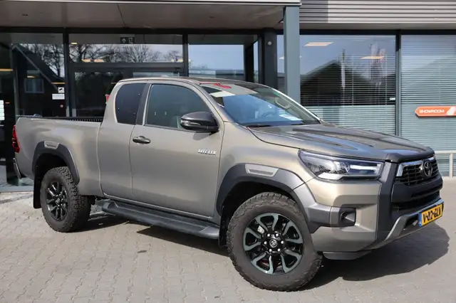 Toyota Hilux 2.8 D-4D X-TRA CAB INVINCIBLE A/T 4WD VAN