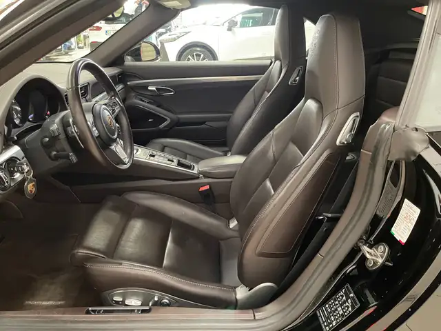 Porsche 911 view 8