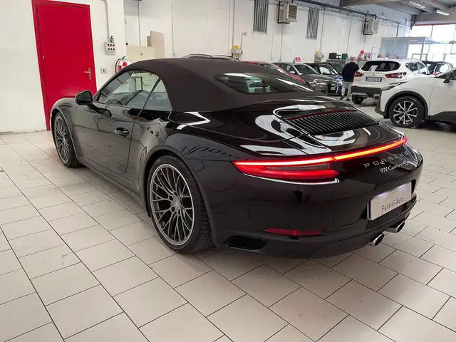 Porsche 911 view 5