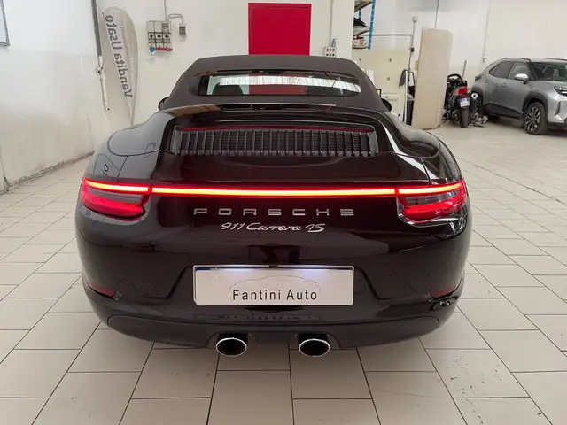 Porsche 911 view 4