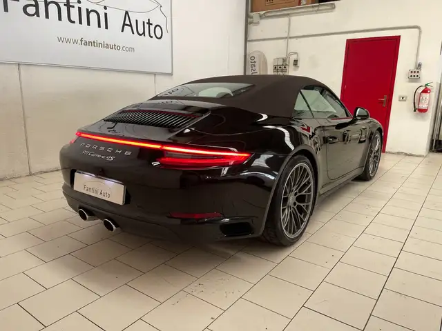 Porsche 911 view 3
