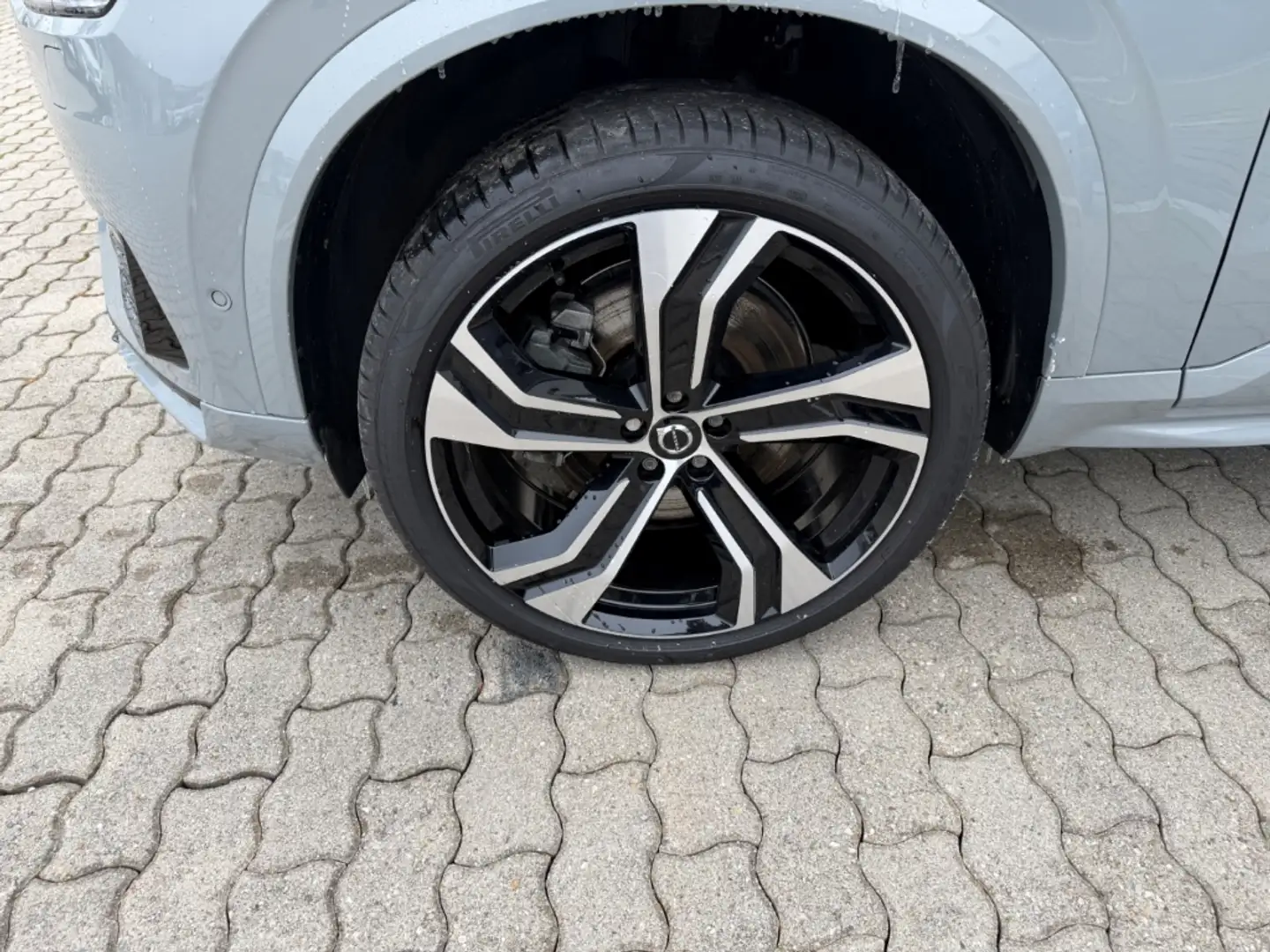 Volvo XC90 Ultra Dark Recharge Plug-In Hybrid AWD 7-Sitzer HU Grau - 2