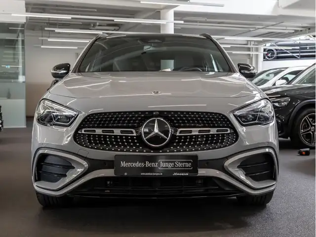 Mercedes-Benz Gla view 3