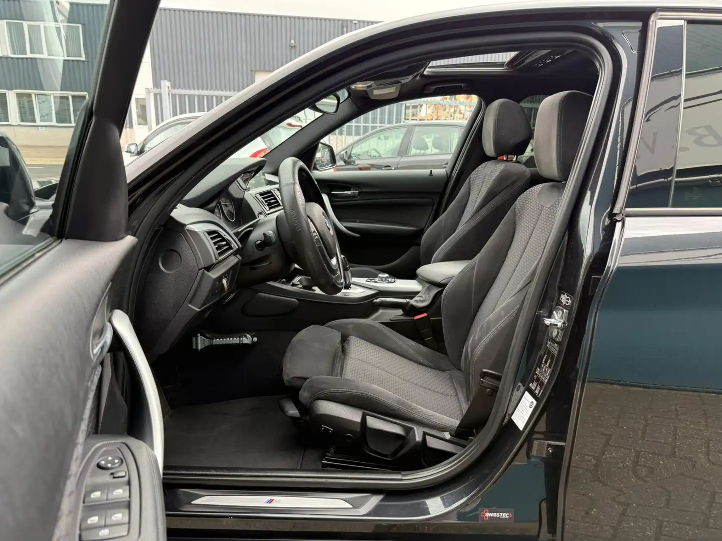 BMW 118 1-serie 118i High Exe Automaat 5-deurs Compl M pak Zwart - 2