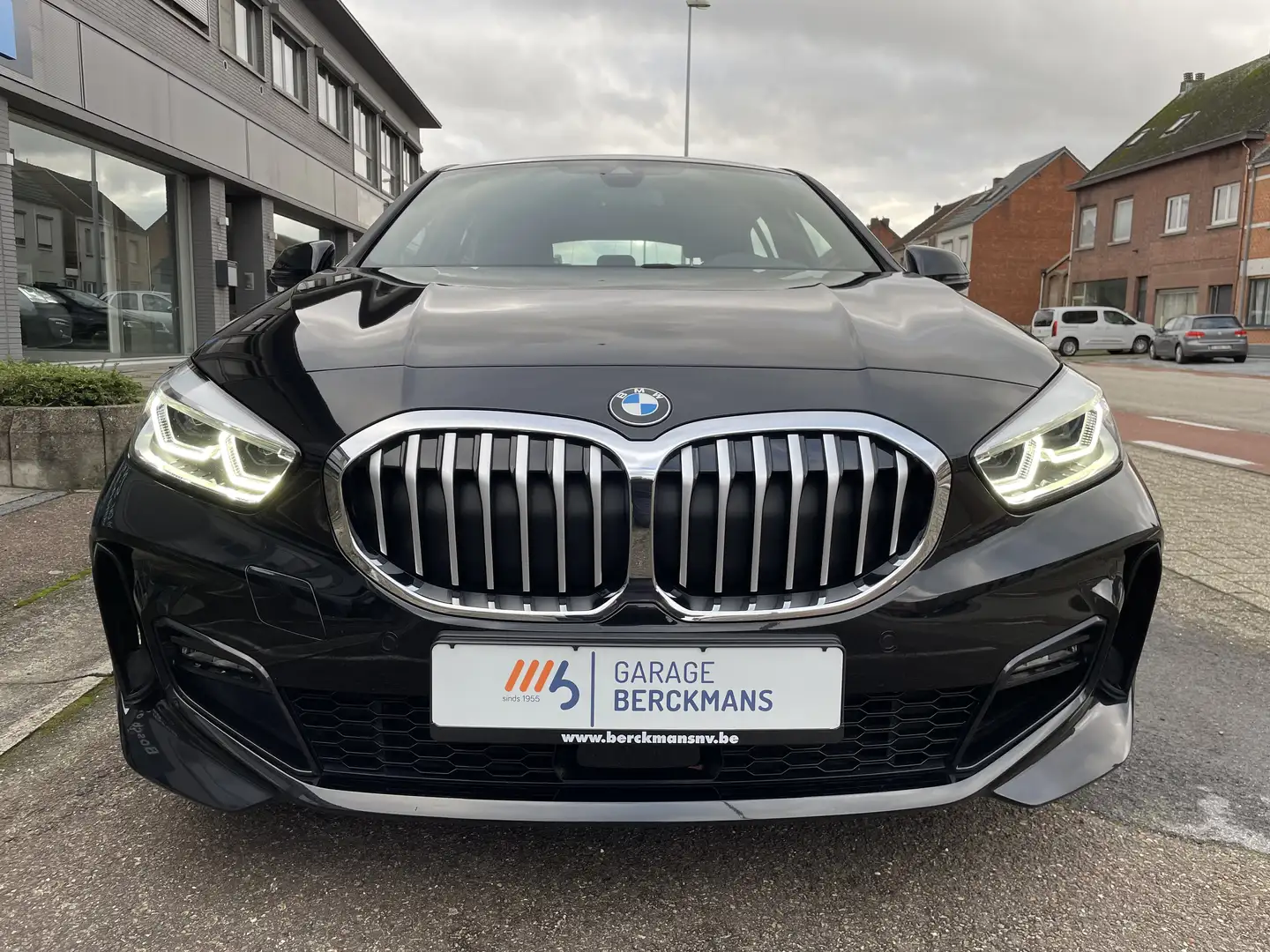 BMW 118 5drs + M-pakket + Automaat + Panoramisch dak + LED Noir - 2