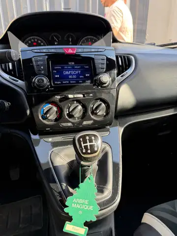 Lancia Ypsilon view 9