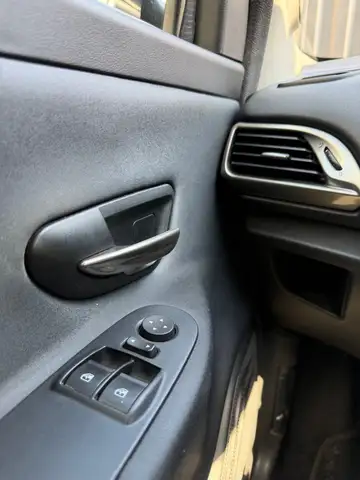 Lancia Ypsilon view 12