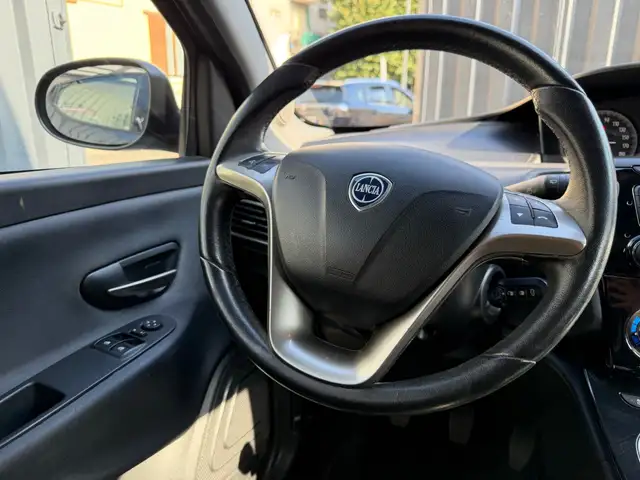Lancia Ypsilon view 8