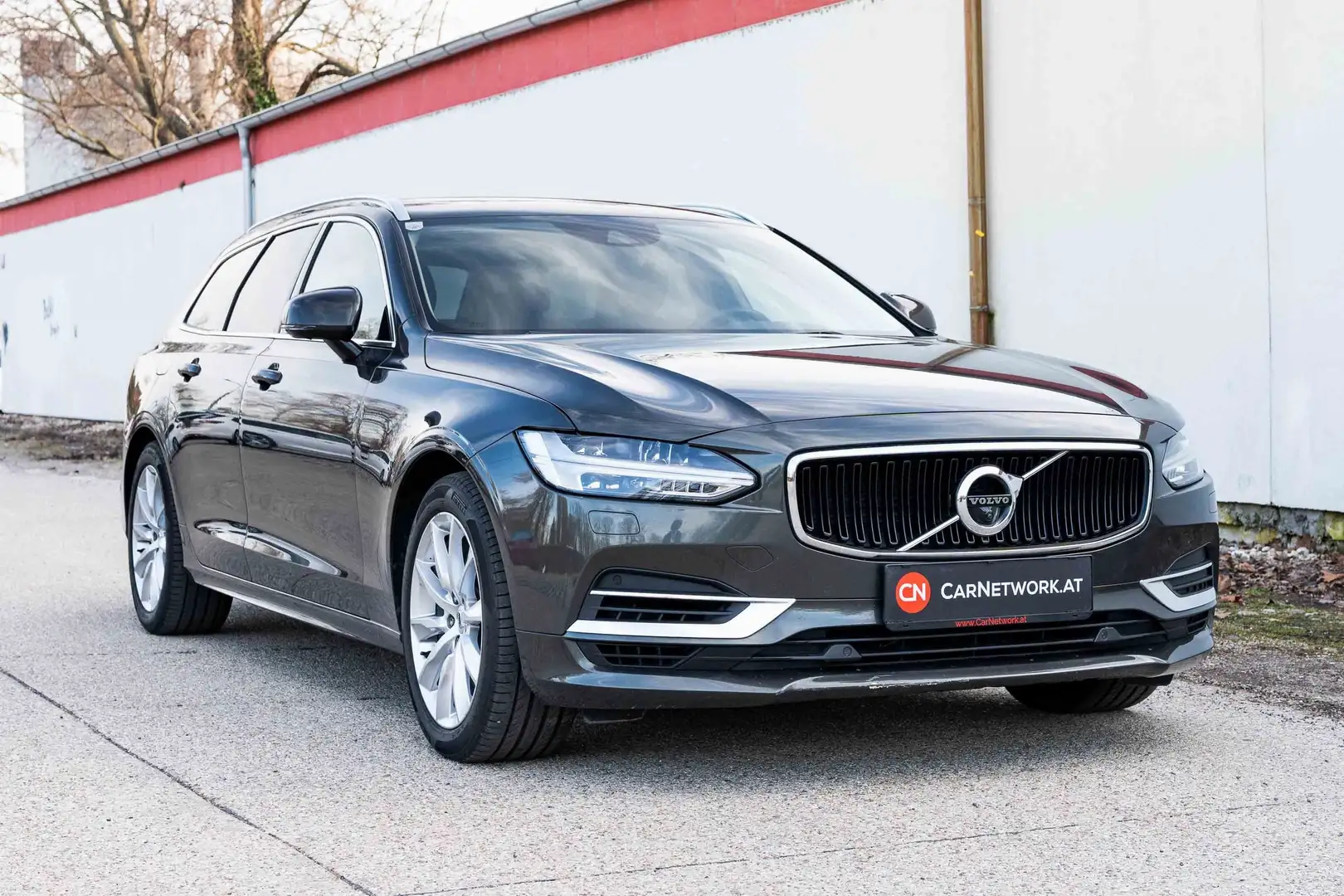 Volvo V90 T8 PHEV Momentum Pro Grau - 1