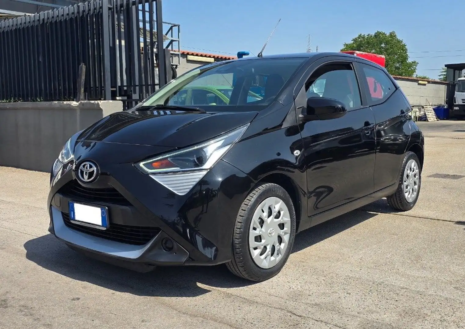 Toyota Aygo Connect 1.0 VVT-i 72 CV 5 porte x-cool Negro - 1