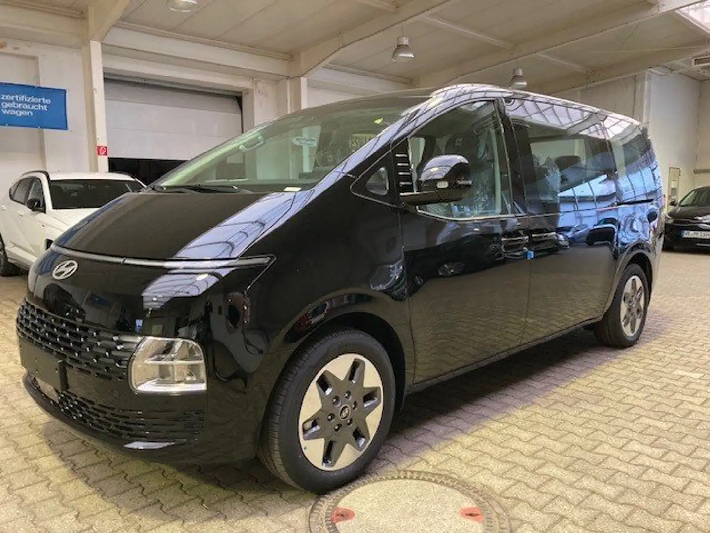Hyundai STARIA Staria HEV Trend 9-Sitzer, Parkpaket, Easy-Access Noir - 1