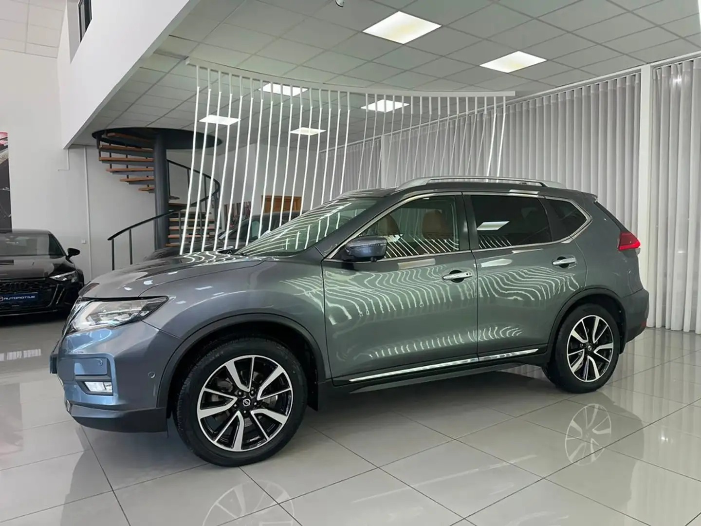 Nissan X-Trail 1.6 dCi Tekna 4x4-i 7 pl. Gris - 2
