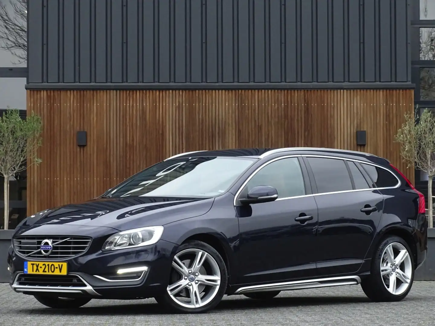 Volvo V60 2.0 D5 225PK automaat / Summum / LED Bleu - 1