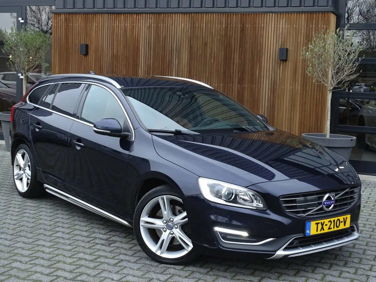 Volvo V60 2.0 D5 225PK automaat / Summum / LED Bleu - 2