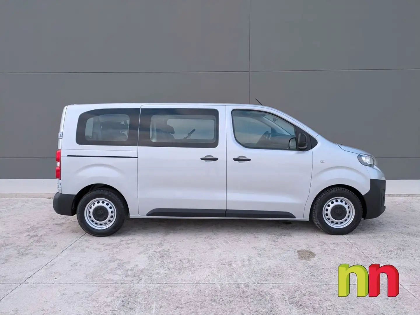 Peugeot Traveller 2.0BlueHDI Business Standard 150 Gris - 2