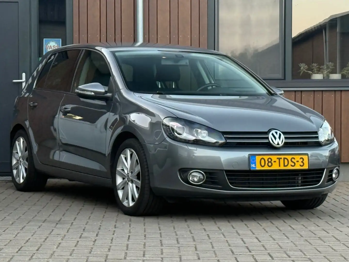Volkswagen Golf 1.4 TSI HIGHLINE DSG Xenon Led Navi Pdc Grijs - 2