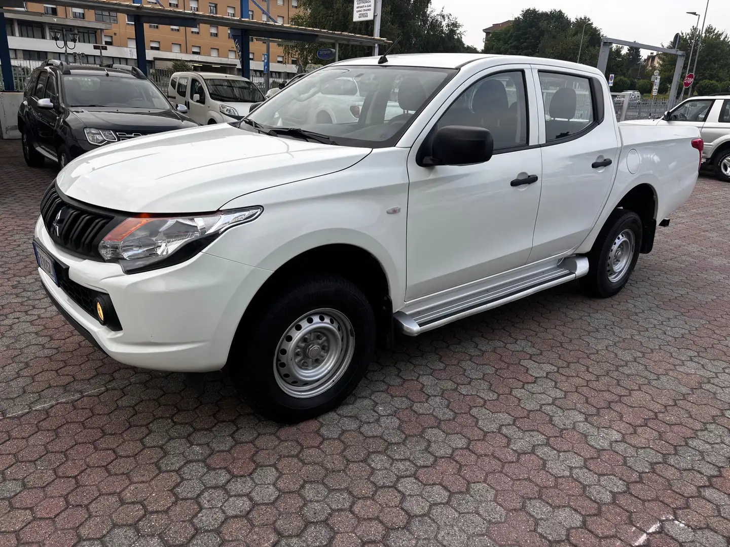 Mitsubishi L200 d.cab 2.4d Invite 4wd 154cv N1 - 2