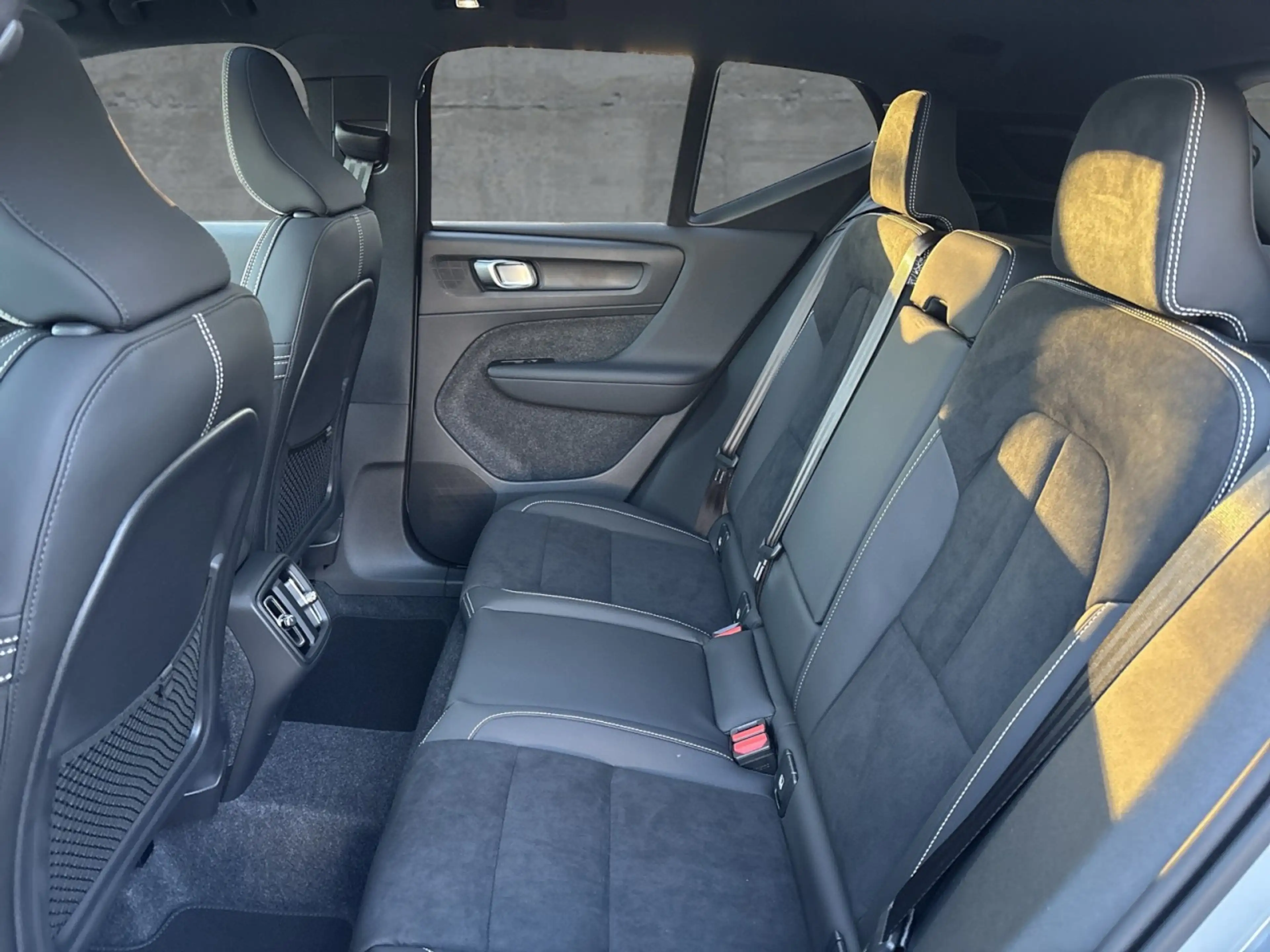 Volvo XC40 B4 2WD Ultra Dark (EURO 6e) Klima Rückfahrkamera — photo 12