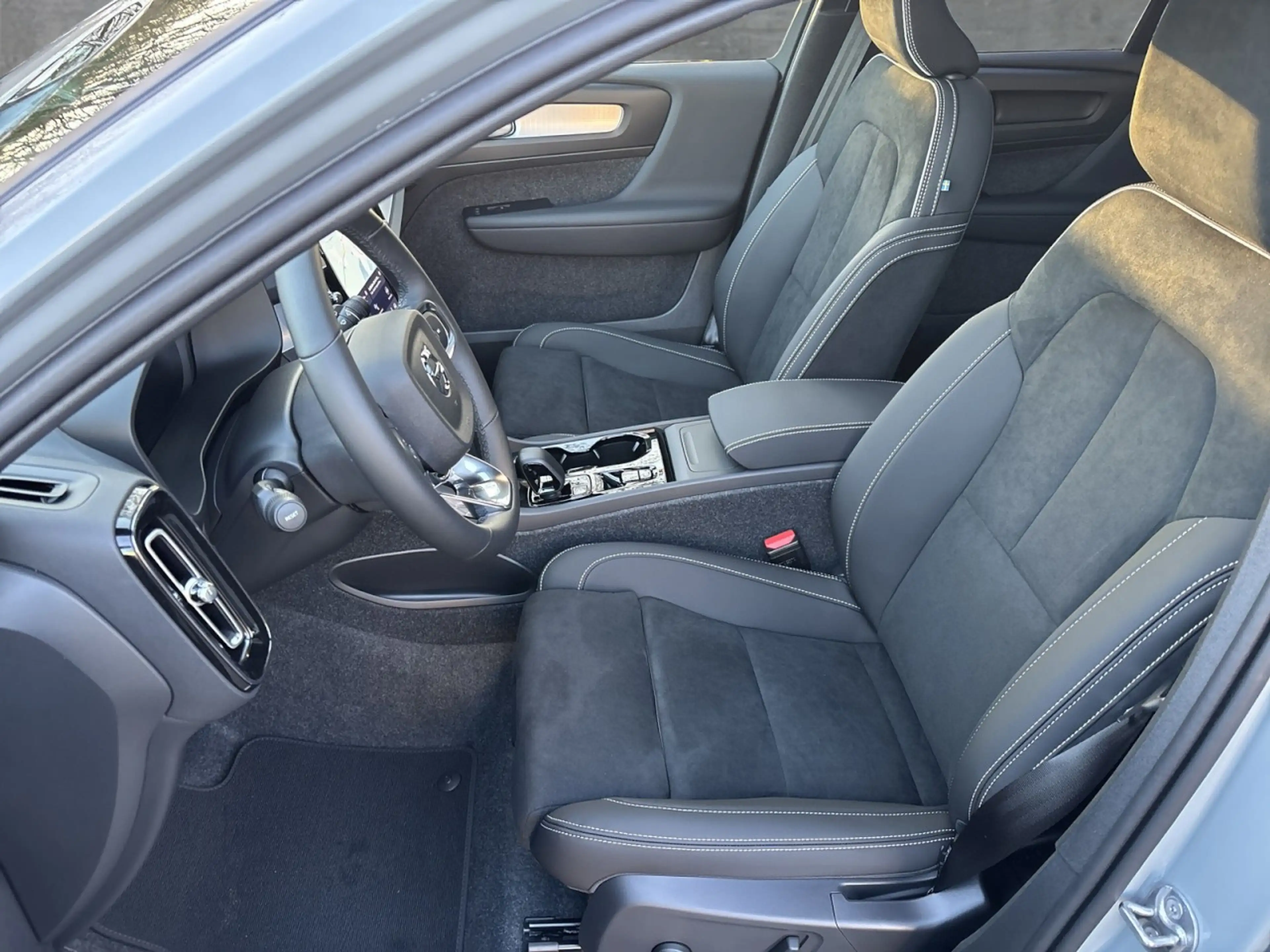 Volvo XC40 B4 2WD Ultra Dark (EURO 6e) Klima Rückfahrkamera — photo 9