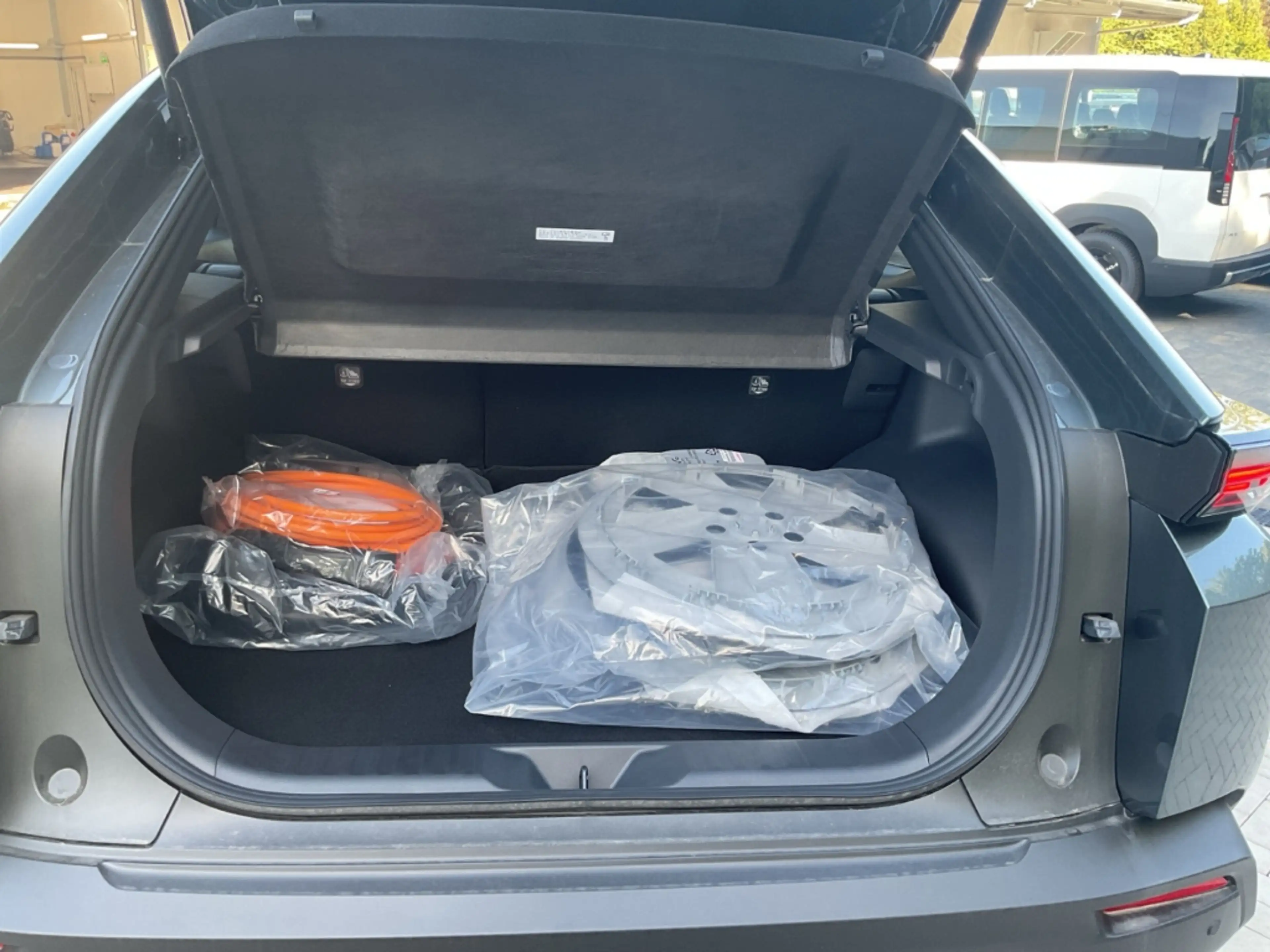 Toyota C-HR+ 165 kW Teamplayer Navi LED ACC El. Heckklappe Appl — photo 7