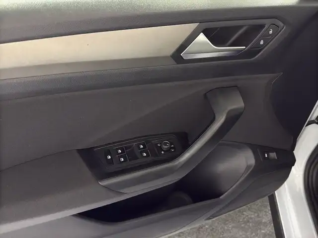 Volkswagen T-Roc view 14