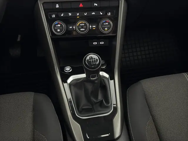 Volkswagen T-Roc view 12
