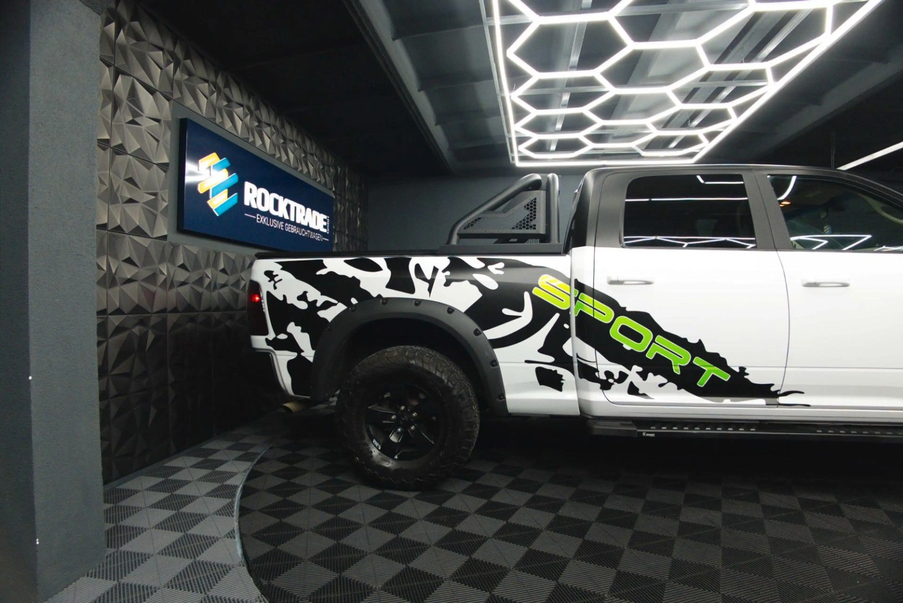 Dodge RAM 5.7 V8 HEMI 4x4 OFFROAD Night-Paket LONGBED — photo 9