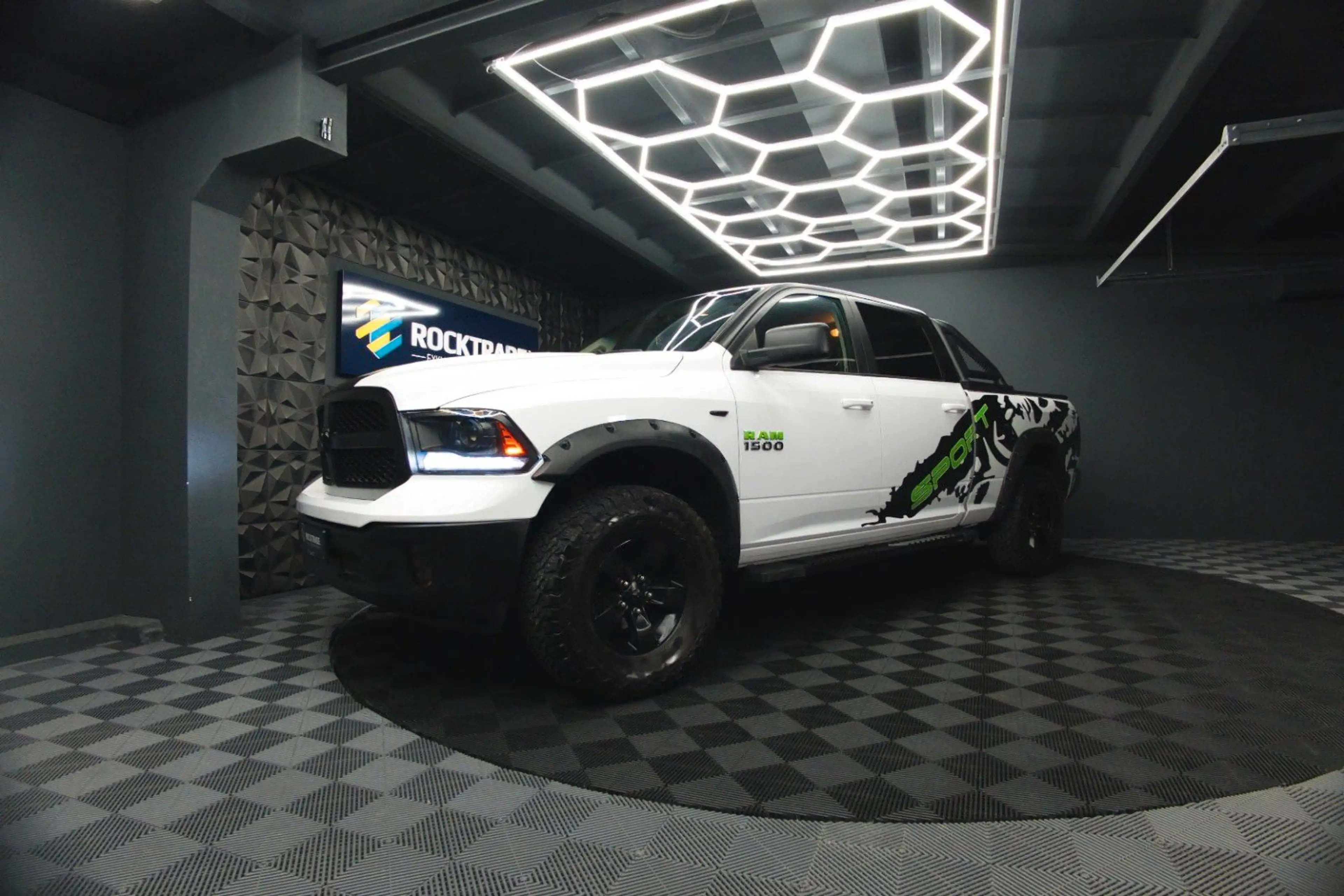 Dodge RAM 5.7 V8 HEMI 4x4 OFFROAD Night-Paket LONGBED