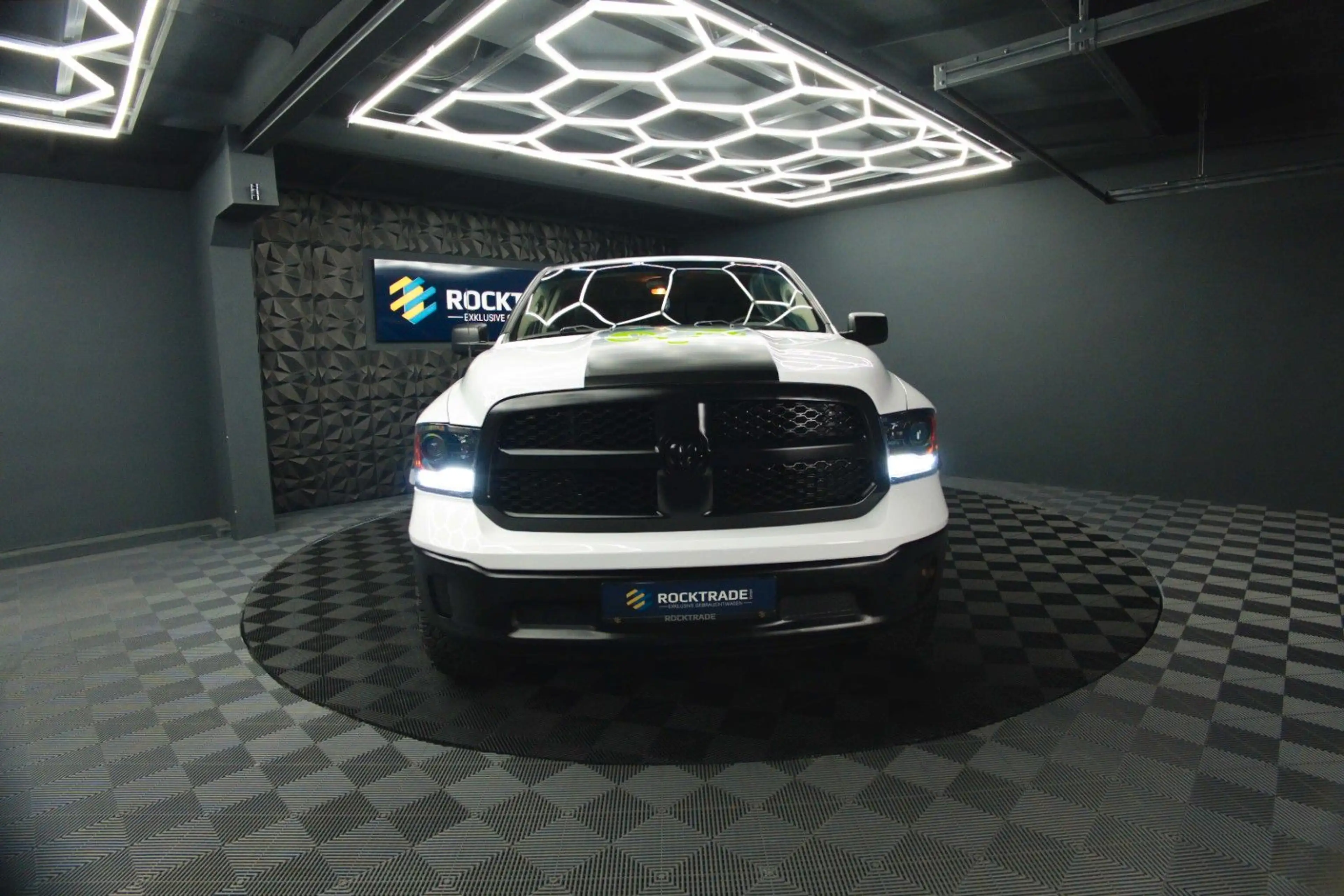 Dodge RAM 5.7 V8 HEMI 4x4 OFFROAD Night-Paket LONGBED — photo 4