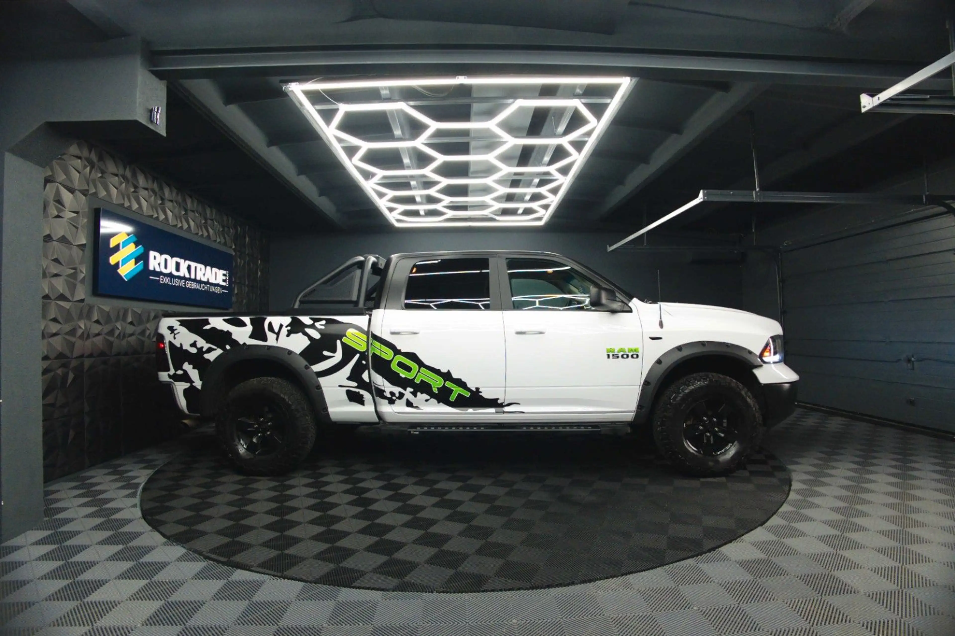 Dodge RAM 5.7 V8 HEMI 4x4 OFFROAD Night-Paket LONGBED — photo 8