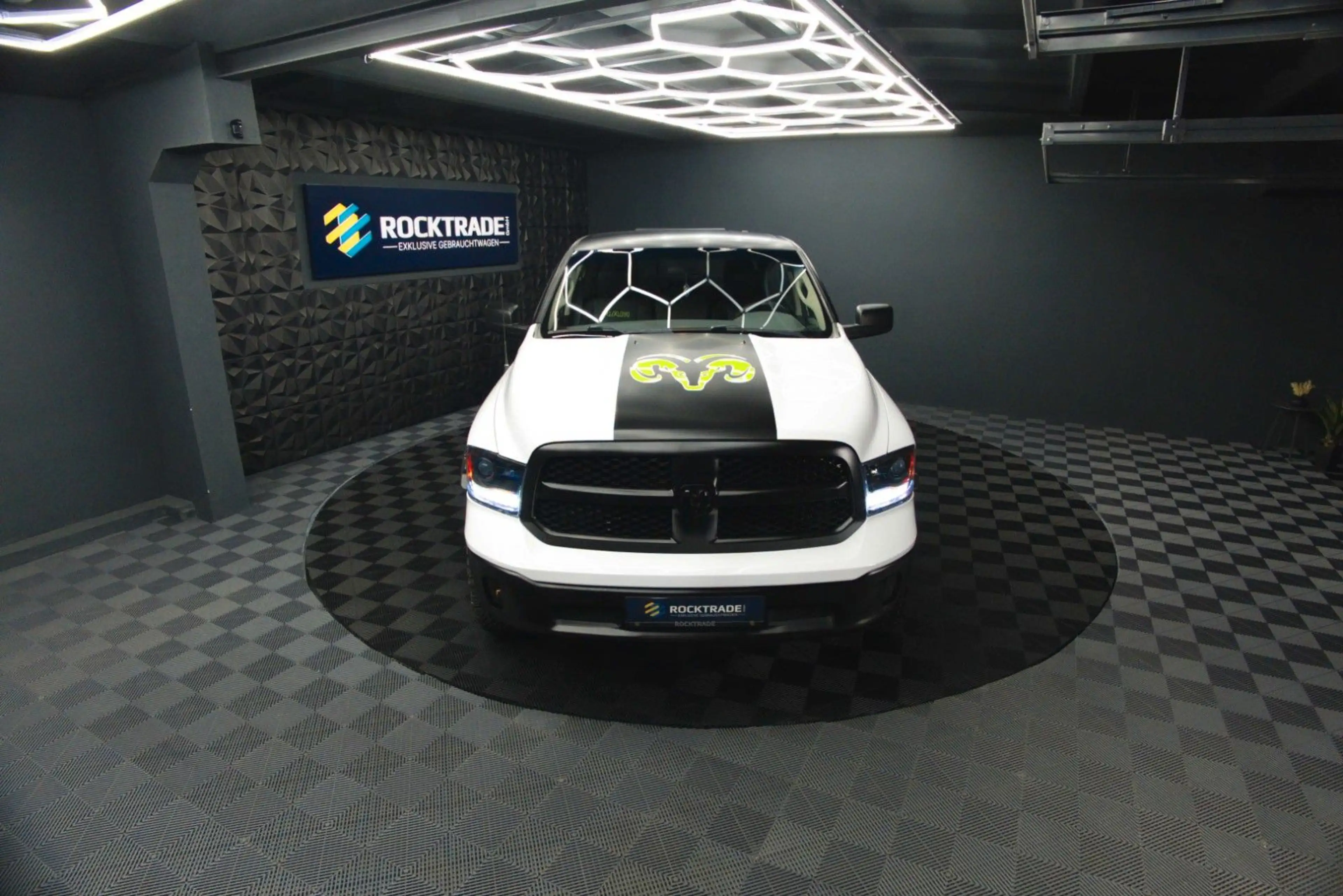 Dodge RAM 5.7 V8 HEMI 4x4 OFFROAD Night-Paket LONGBED — photo 3